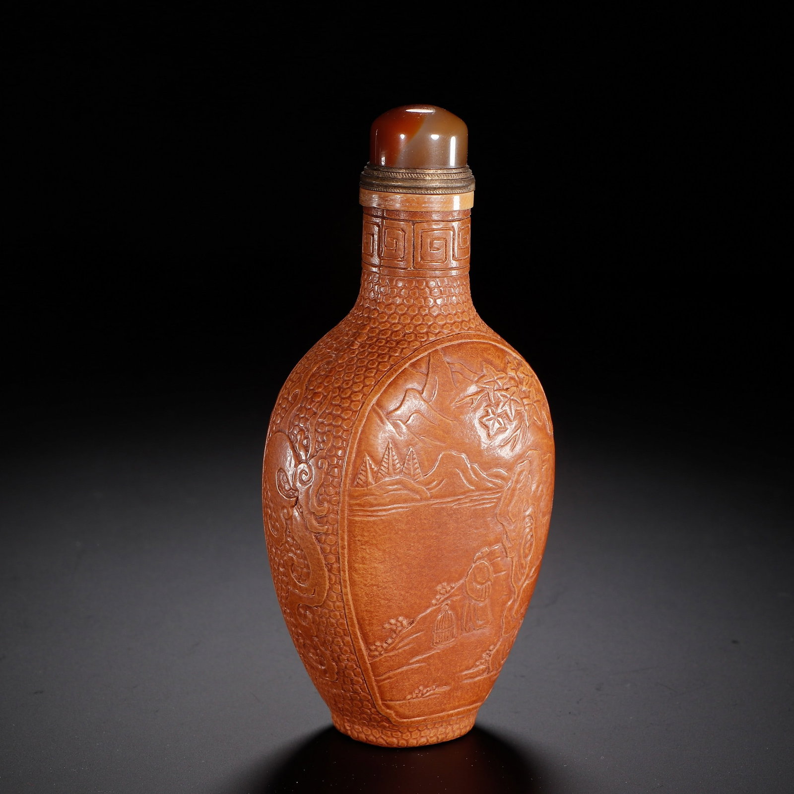 A SNUFF BOTTLE: 清 匏器鼻烟壶 A snuff bottle Ht.12.5cm