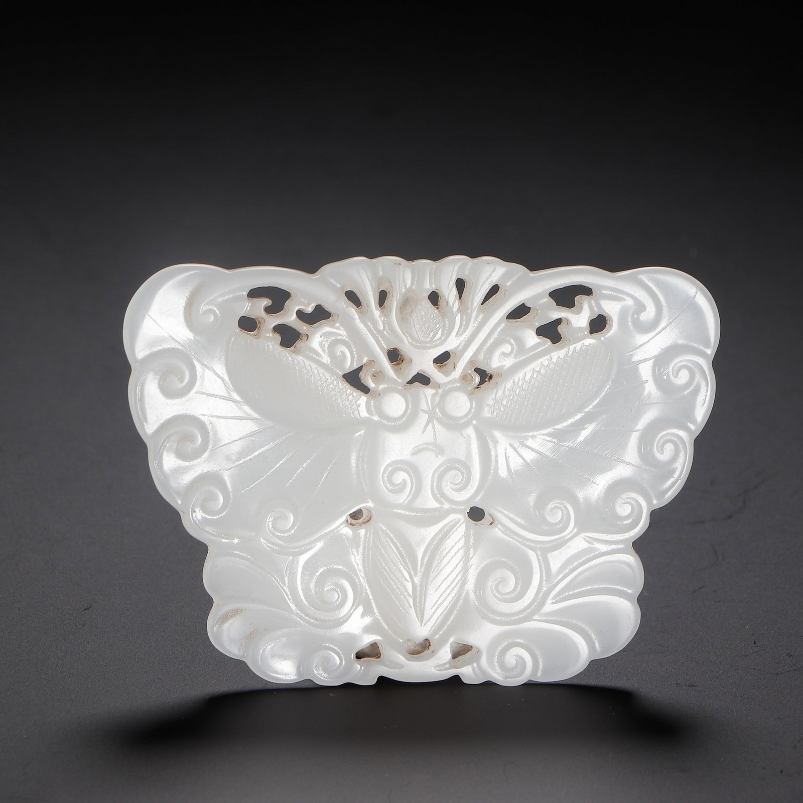 A JADE ORNAMENT: 清 和田白玉蝴蝶牌 A jade ornament 6.6×4.6cm