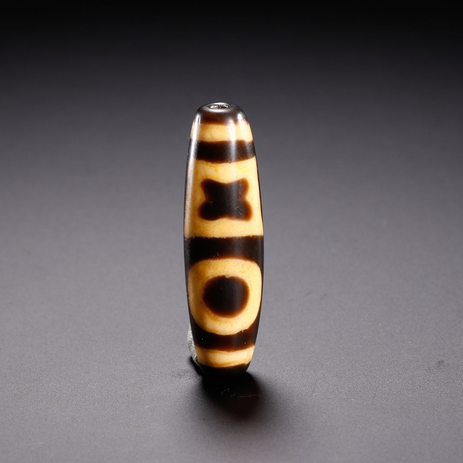 A DZI BEAD: 清 天珠 A Dzi bead Lg.4.6cm