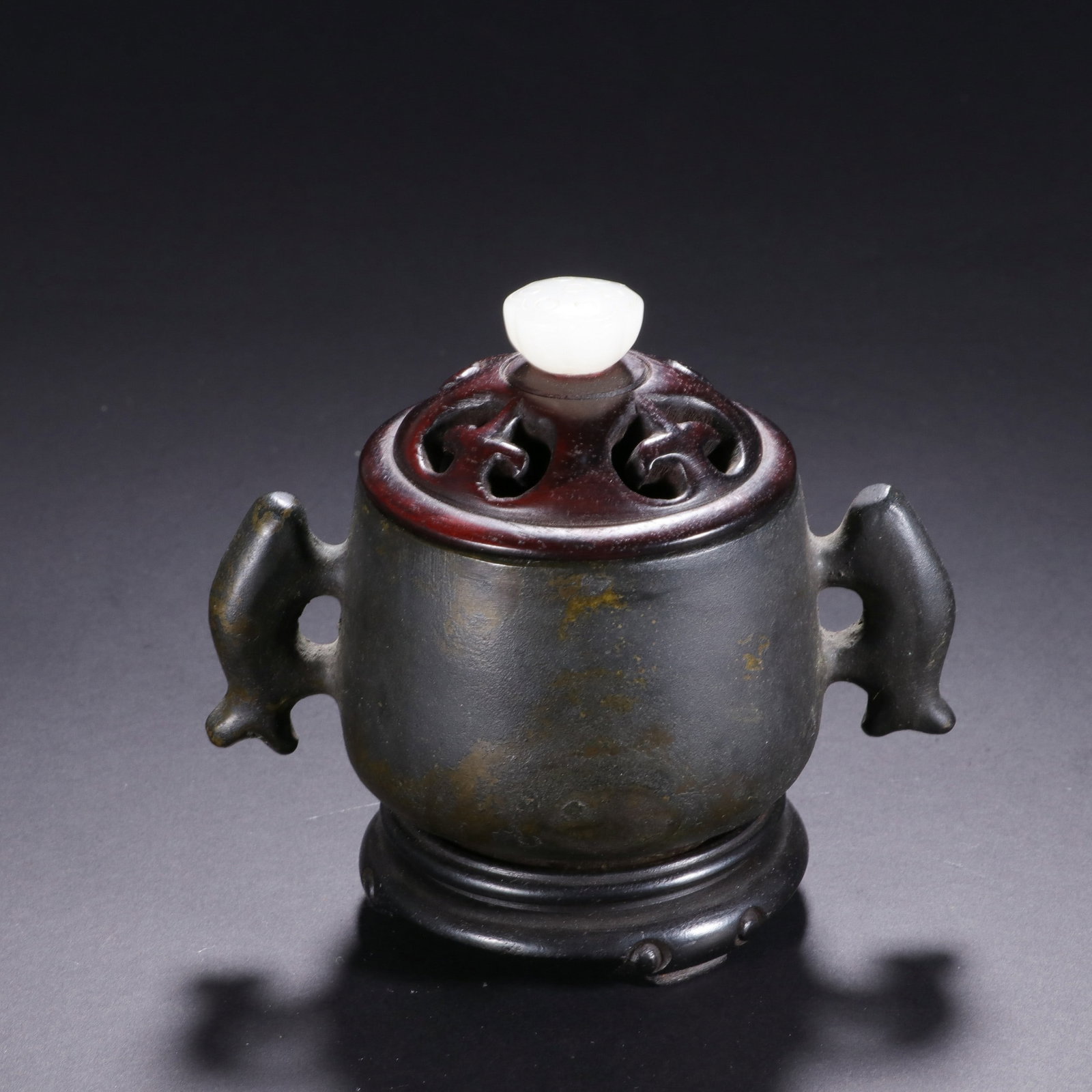 A COPPER INCENSE BURNER: 清 铜香炉 A copper incense burner Ht.9.6cm
