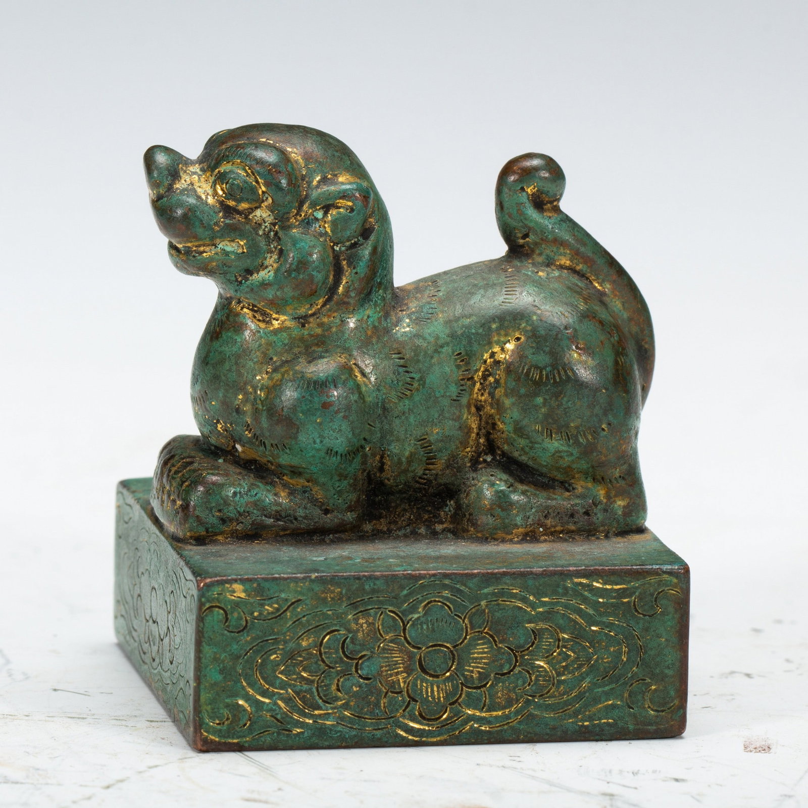 A COPPER GILDING SEAL: 清 铜鎏金印章 A copper gilding seal 4×4×5cm