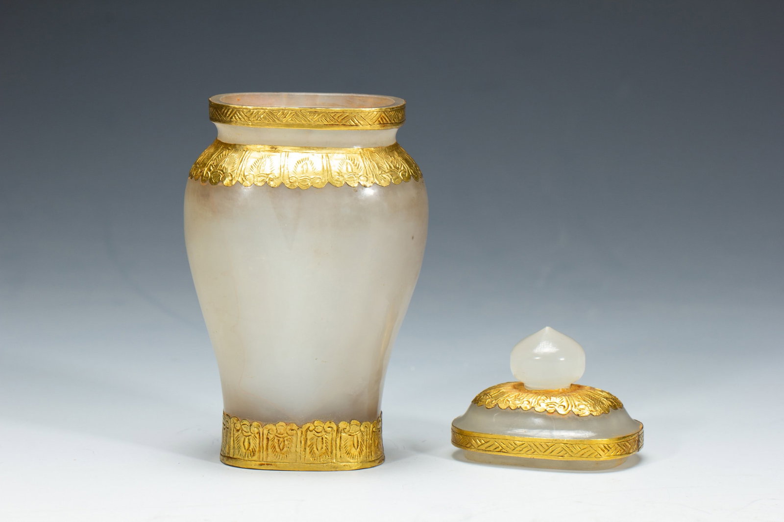 AN AGATE VASE - 5