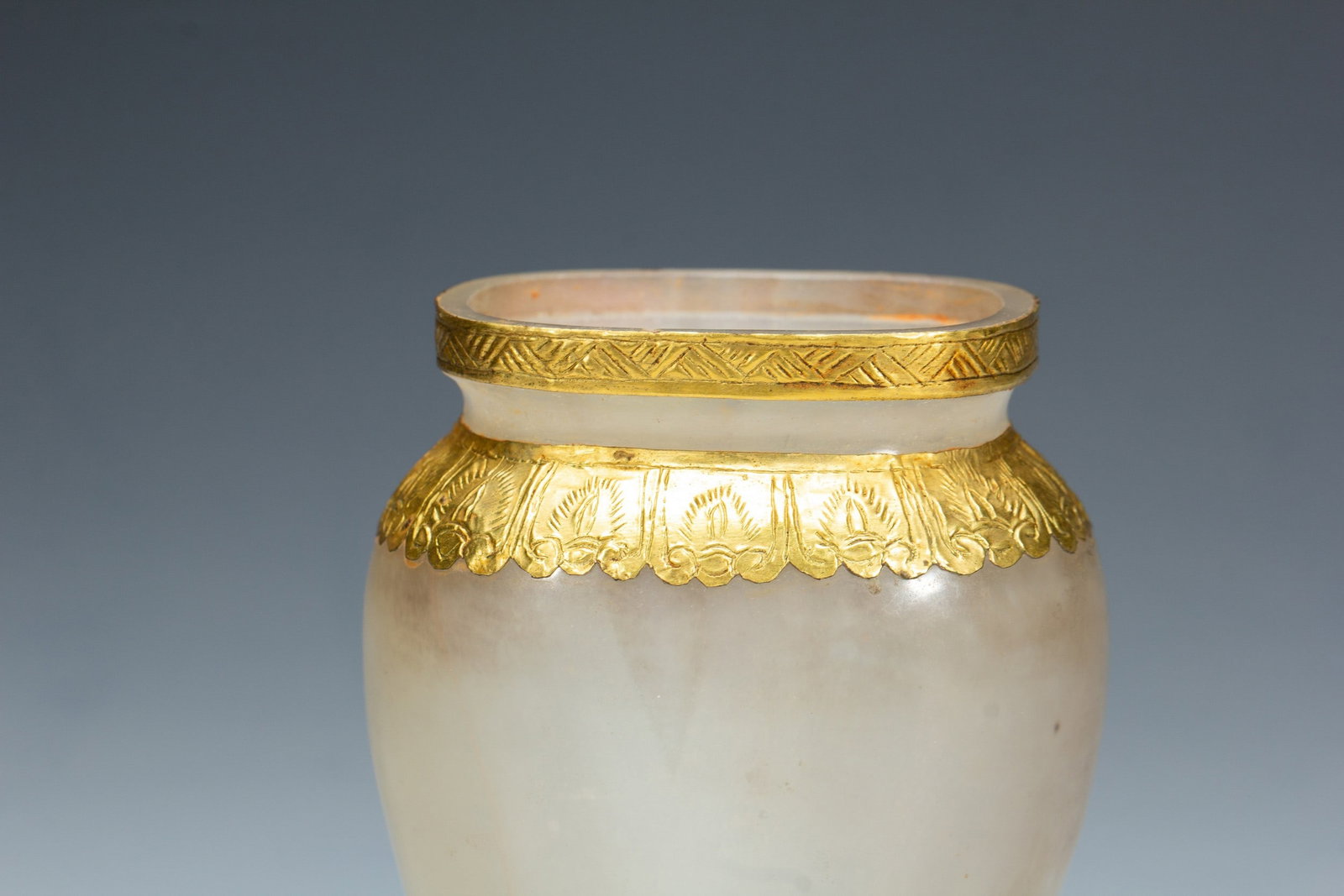 AN AGATE VASE - 6