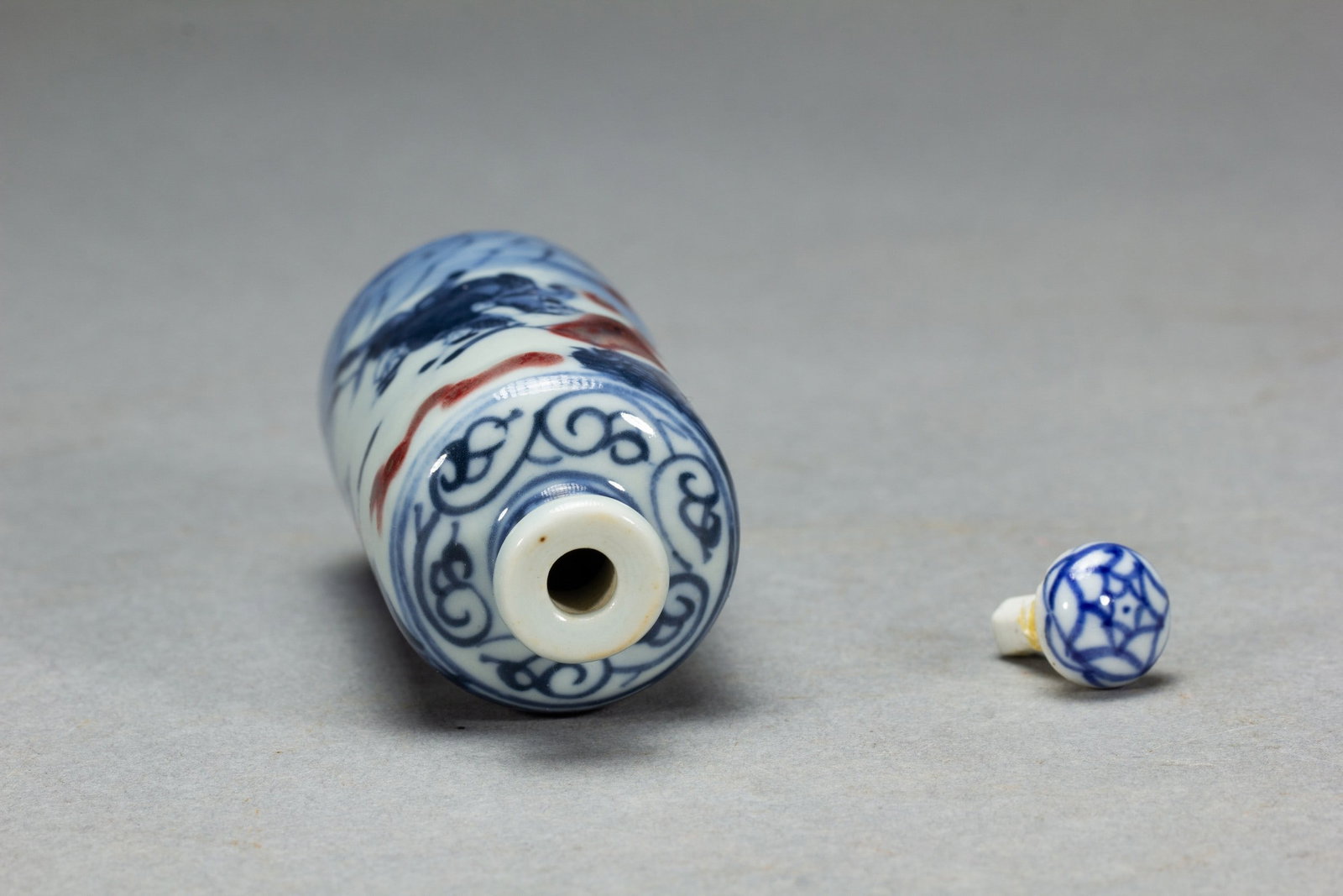 A SNUFF BOTTLE - 8