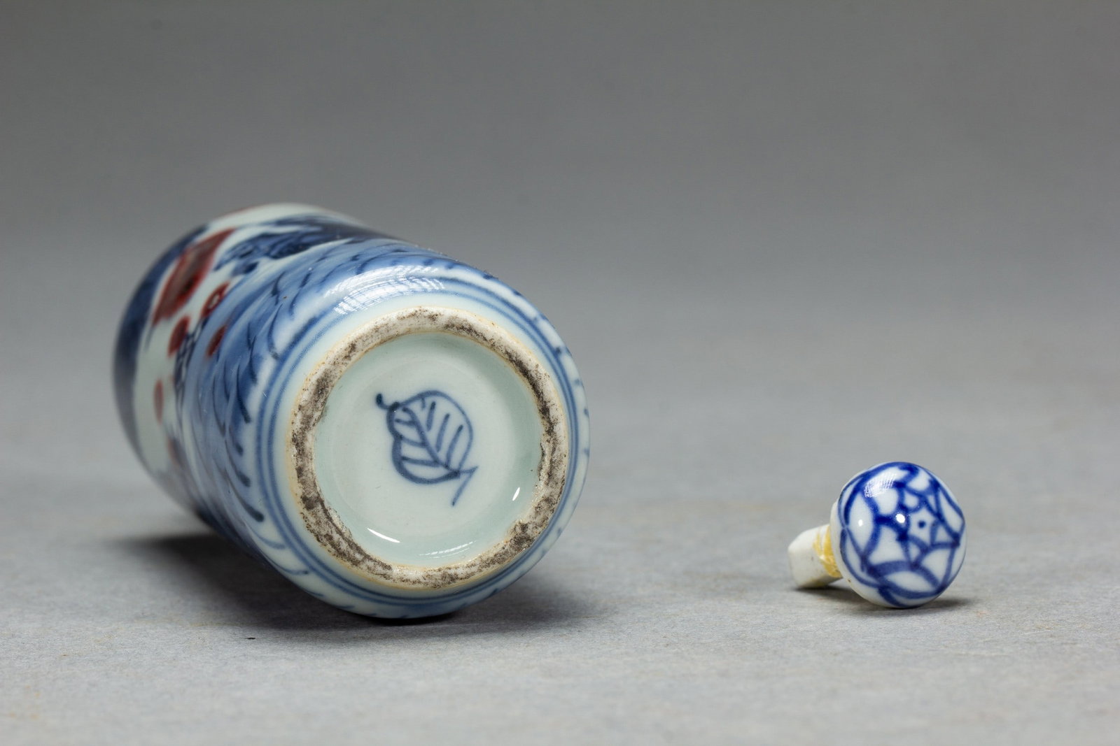 A SNUFF BOTTLE - 9