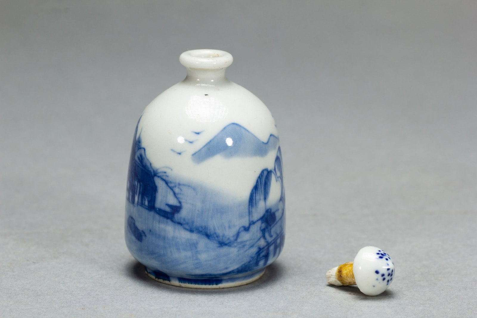 A SNUFF BOTTLE - 7