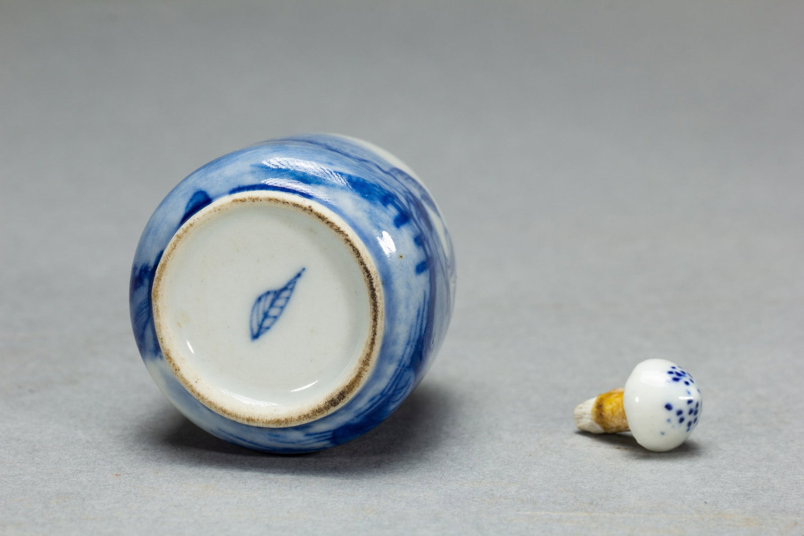 A SNUFF BOTTLE - 9