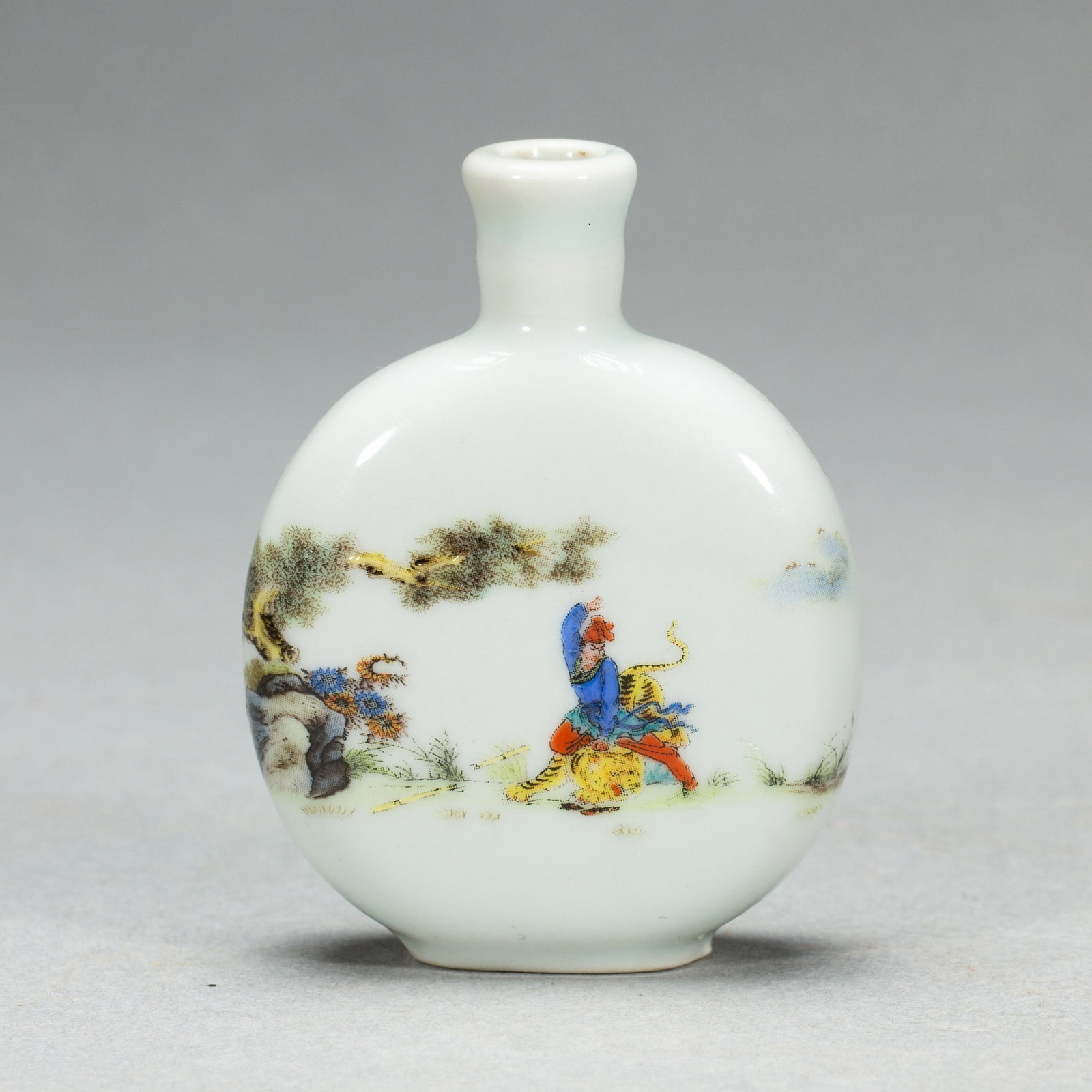 A SNUFF BOTTLE: 清 瓷鼻烟壶 A snuff bottle Ht.7cm