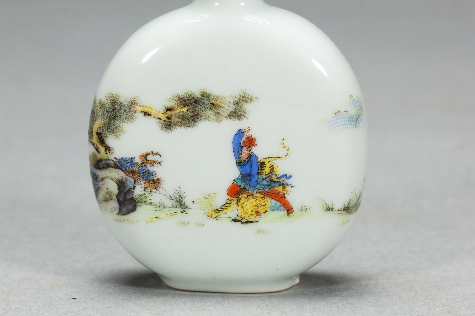 A SNUFF BOTTLE - 3