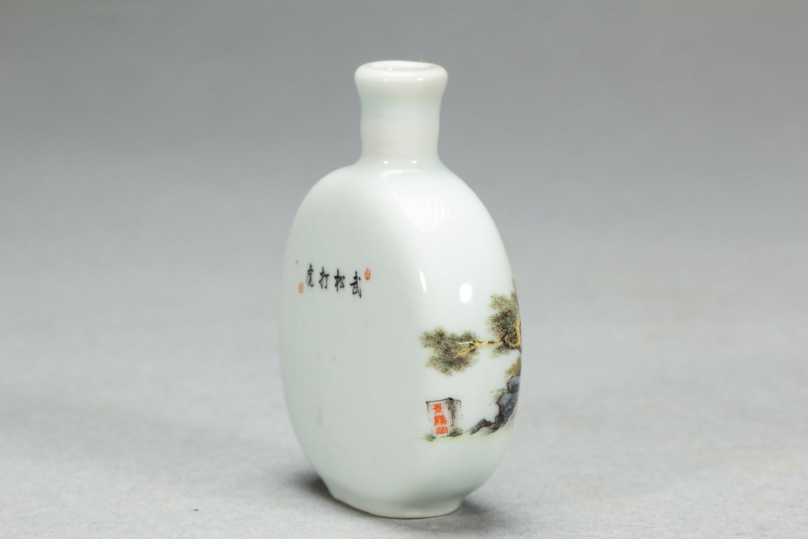 A SNUFF BOTTLE - 6