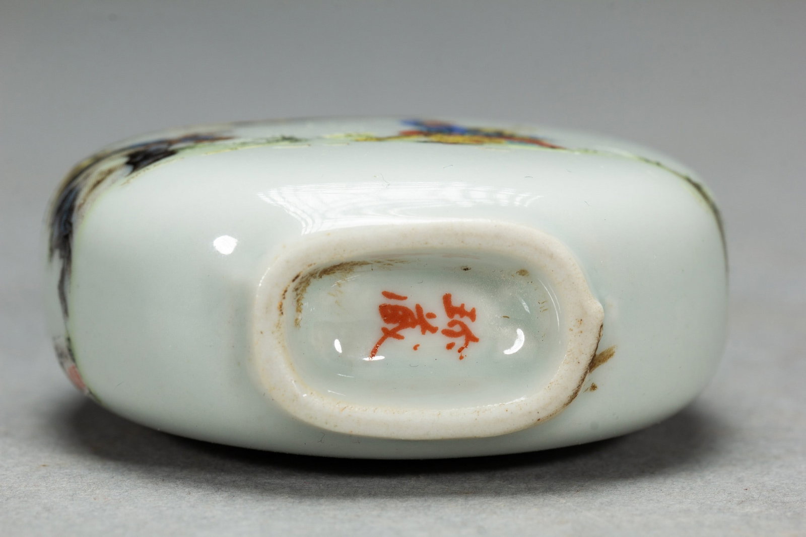 A SNUFF BOTTLE - 8
