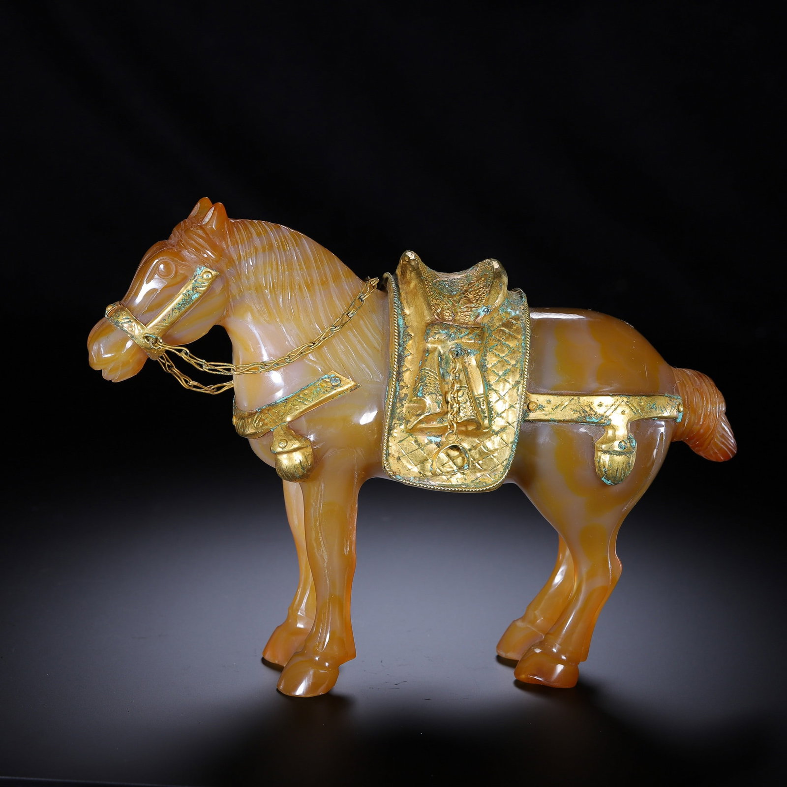 AN AGATE HORSE: 清 玛瑙包金马 An agate horse Lg.20cm