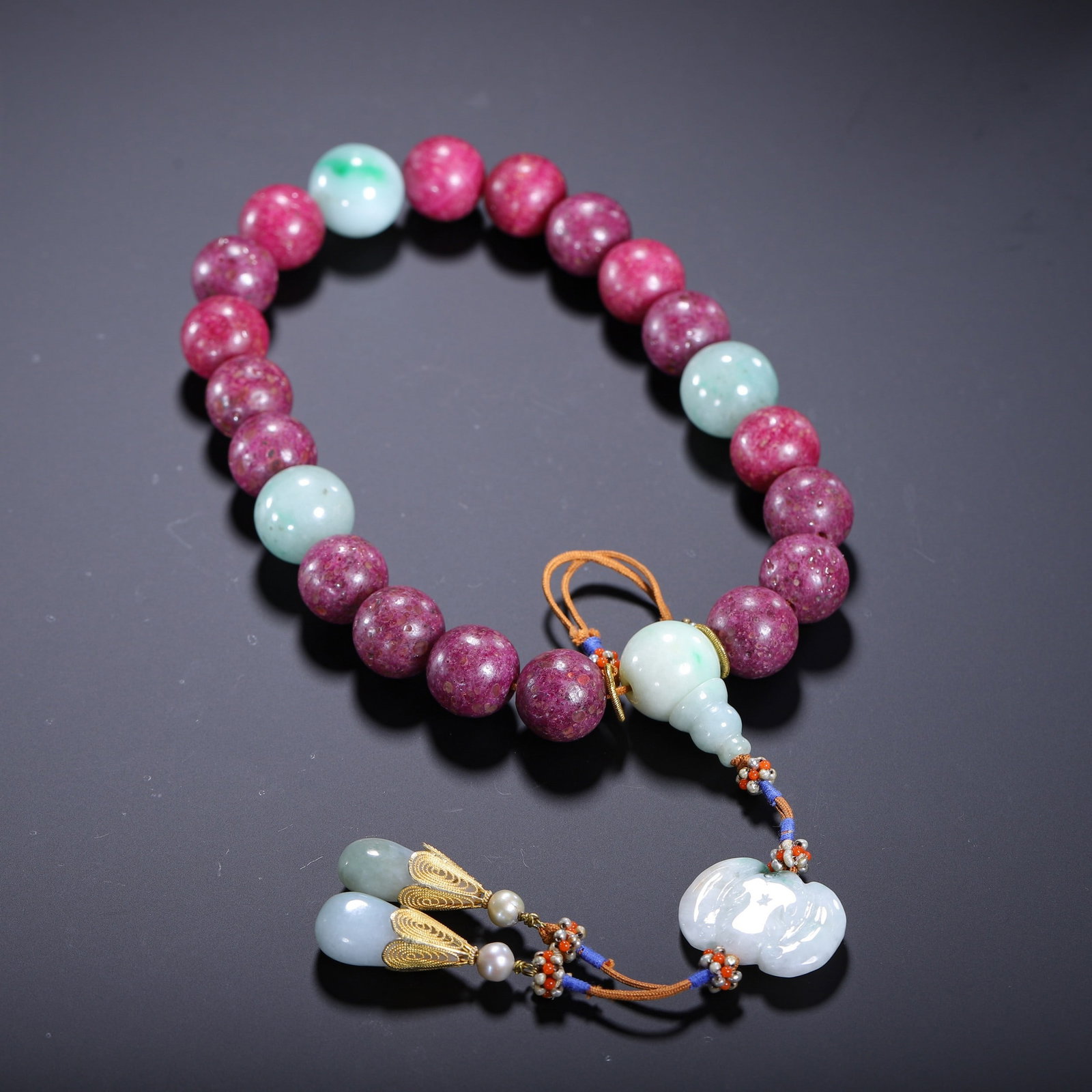 A RUBY HANDHELD: 清 红宝石手持 A ruby handheld Diam.1.6cm