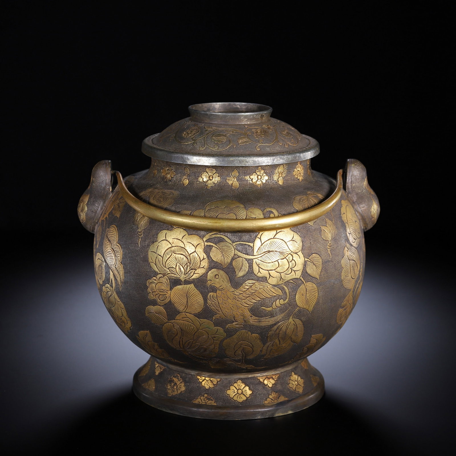 A COPPER GILDING EWER: 清 铜鎏金盖壶 A copper gilding ewer Ht.20cm