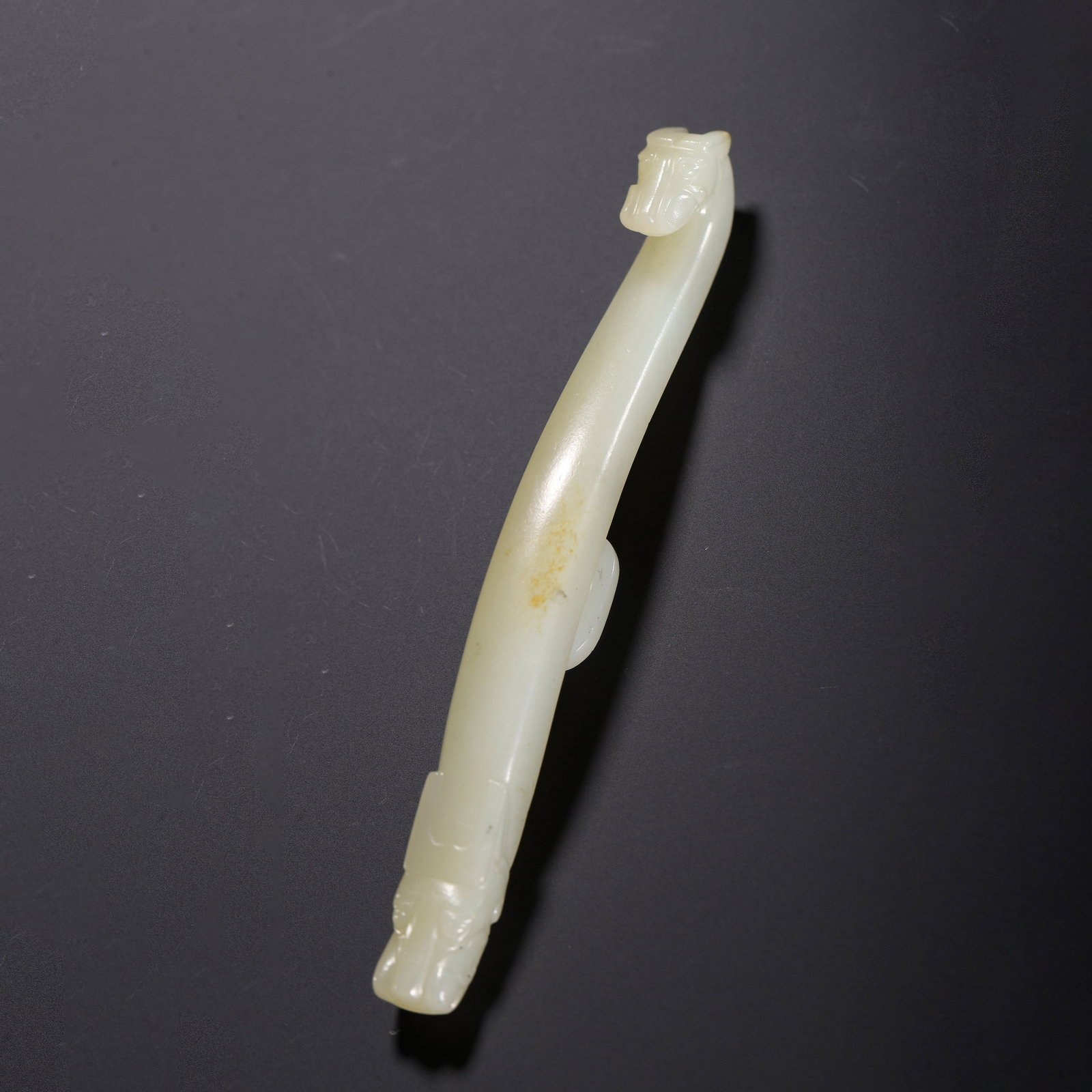 A JADE BELT HOOK: 清 和田玉带钩 A jade belt hook Lg.11.8cm