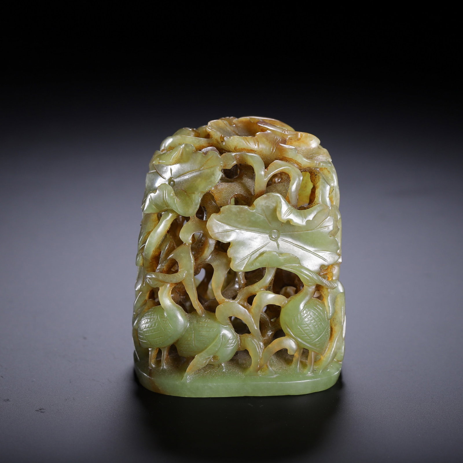 A JADE: 清 和田玉炉顶 A jade Ht.7cm