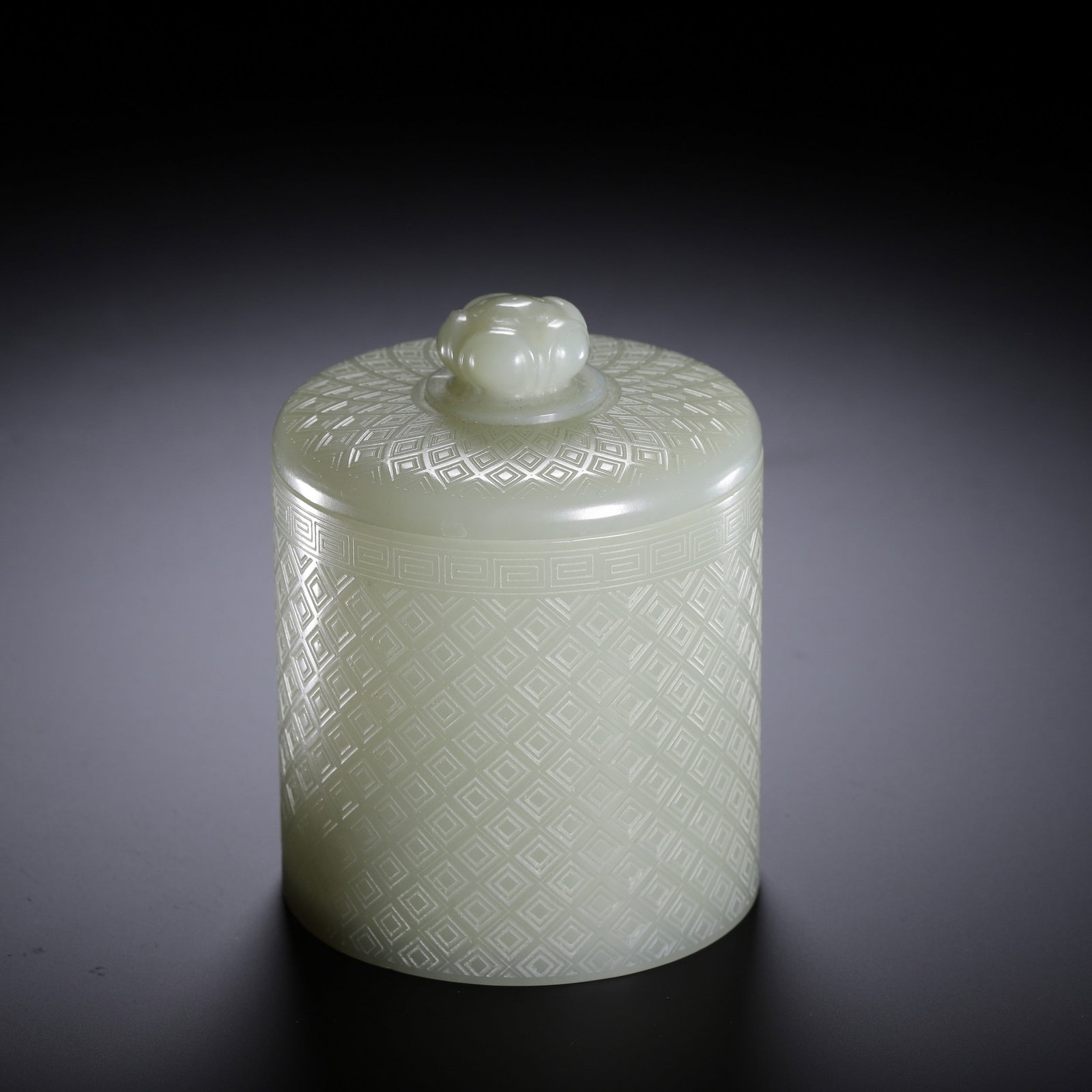 A JADE: 清 和田玉盖盒 A jade Ht.10cm