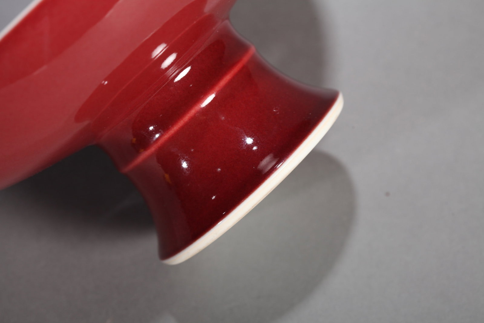A RED-GLAZED STEM DISH - 6