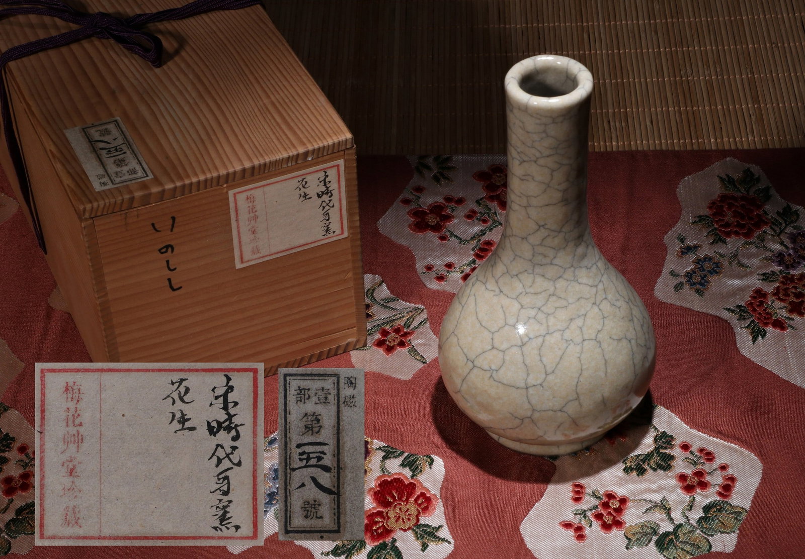 A GE VASE: 宋 哥窑胆瓶 A Ge vase Ht.18.5cm