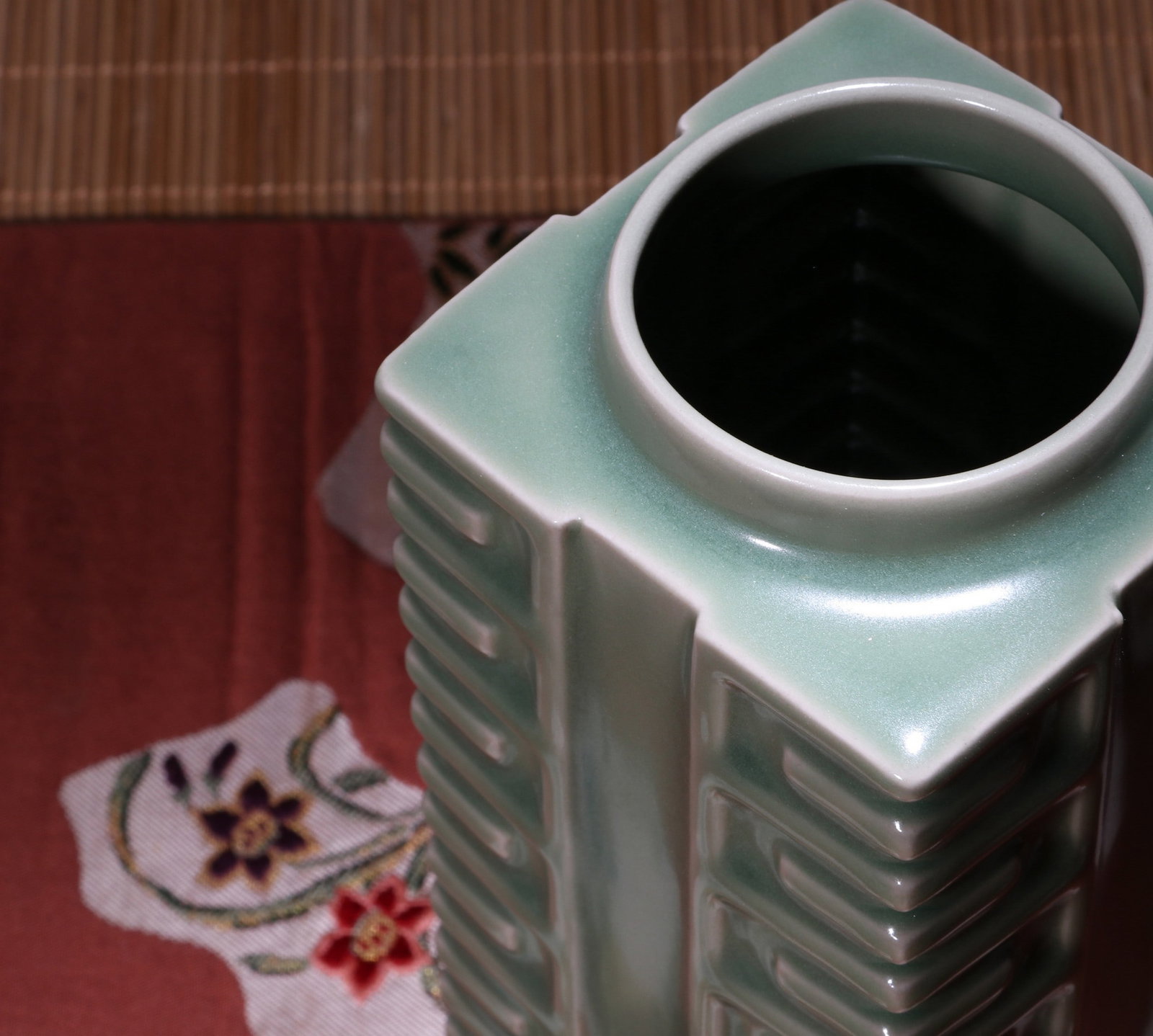 A LONGQUAN VASE - 4