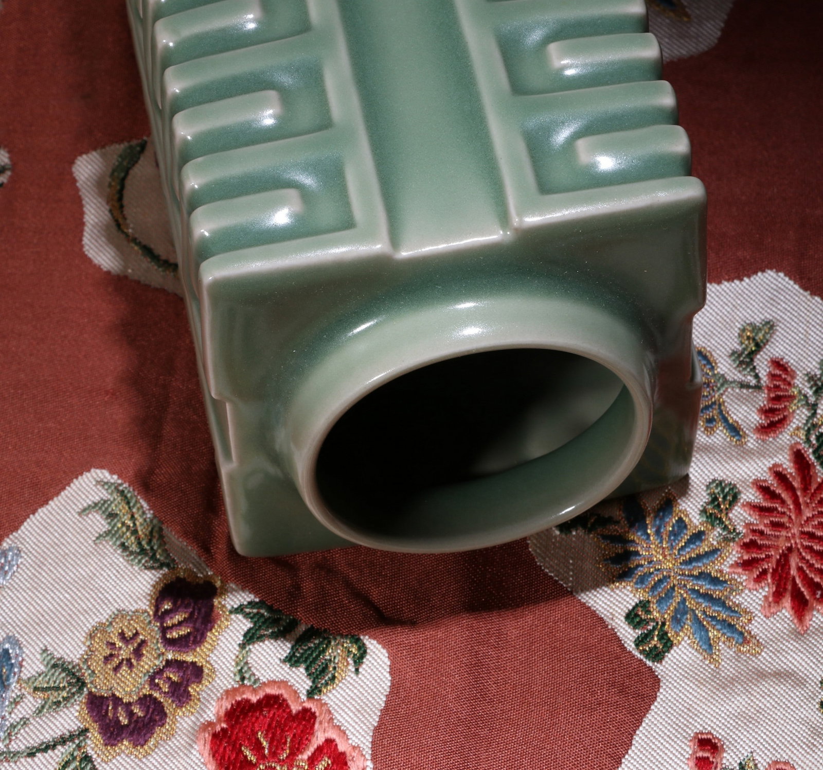 A LONGQUAN VASE - 8
