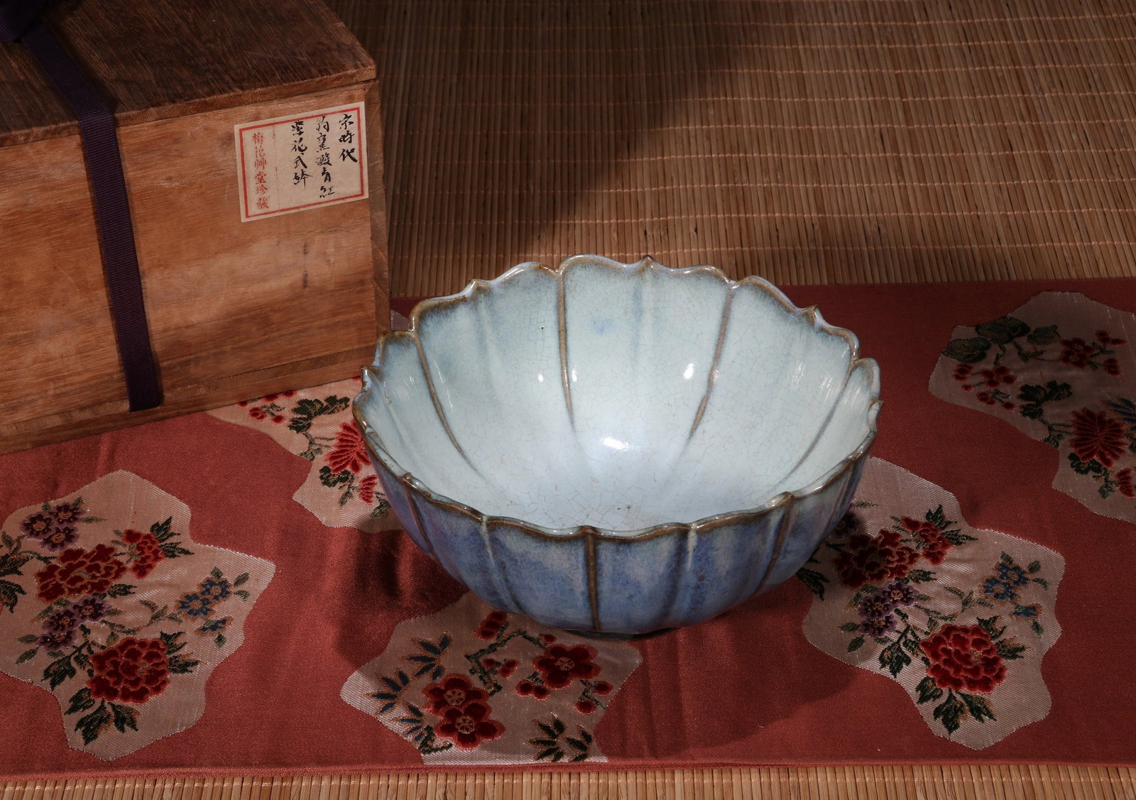 A LARGE JUN BOWL: 宋 钧窑花口大碗 A large Jun bowl Diam.19cm Ht.9cm