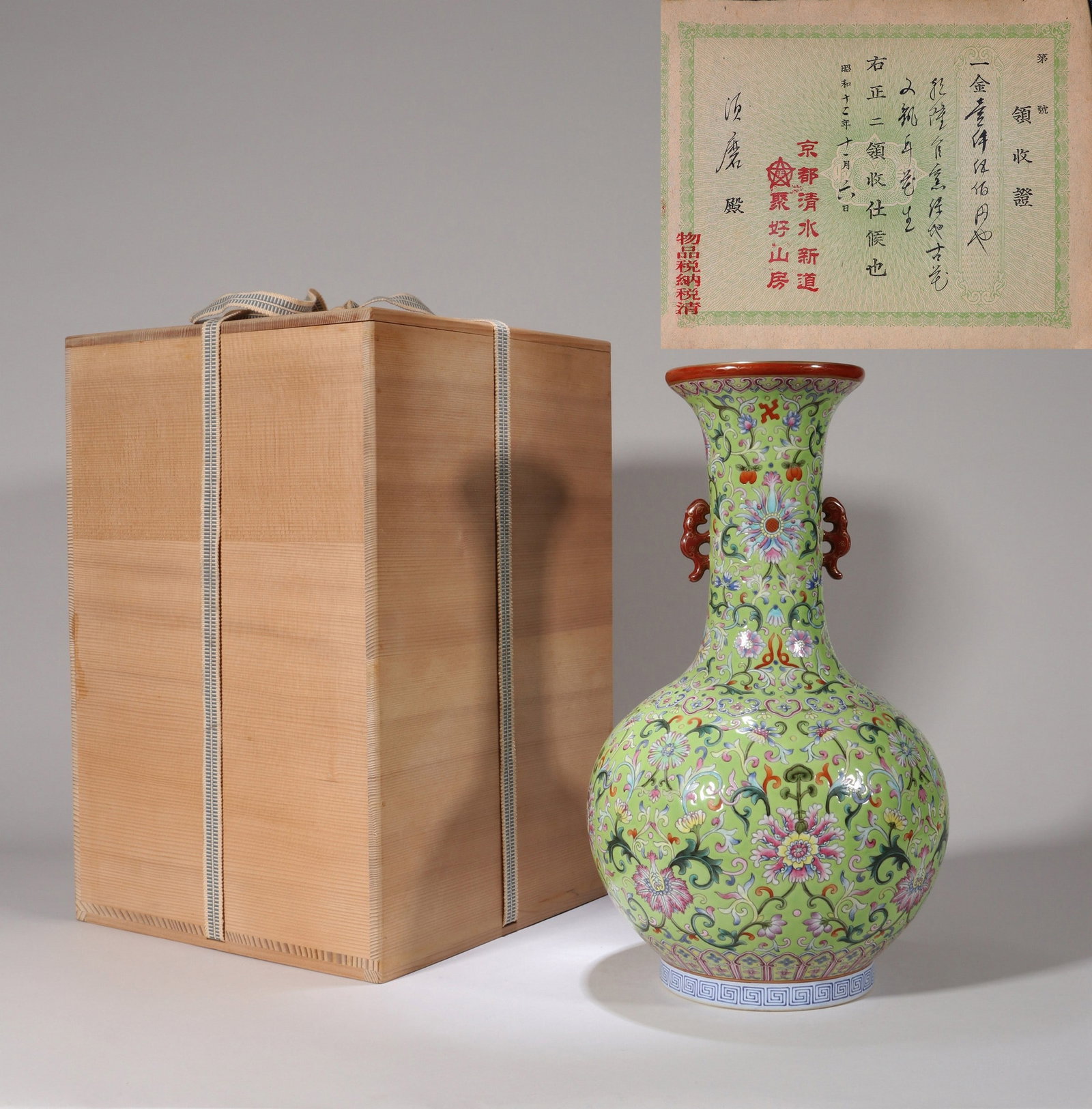 A GREEN-GROUND FAMILLE-ROSE FLORAL VASE: 乾隆 苹果绿地粉彩宝相花双耳瓶 A green-ground famille-rose floral vase Ht.36cm