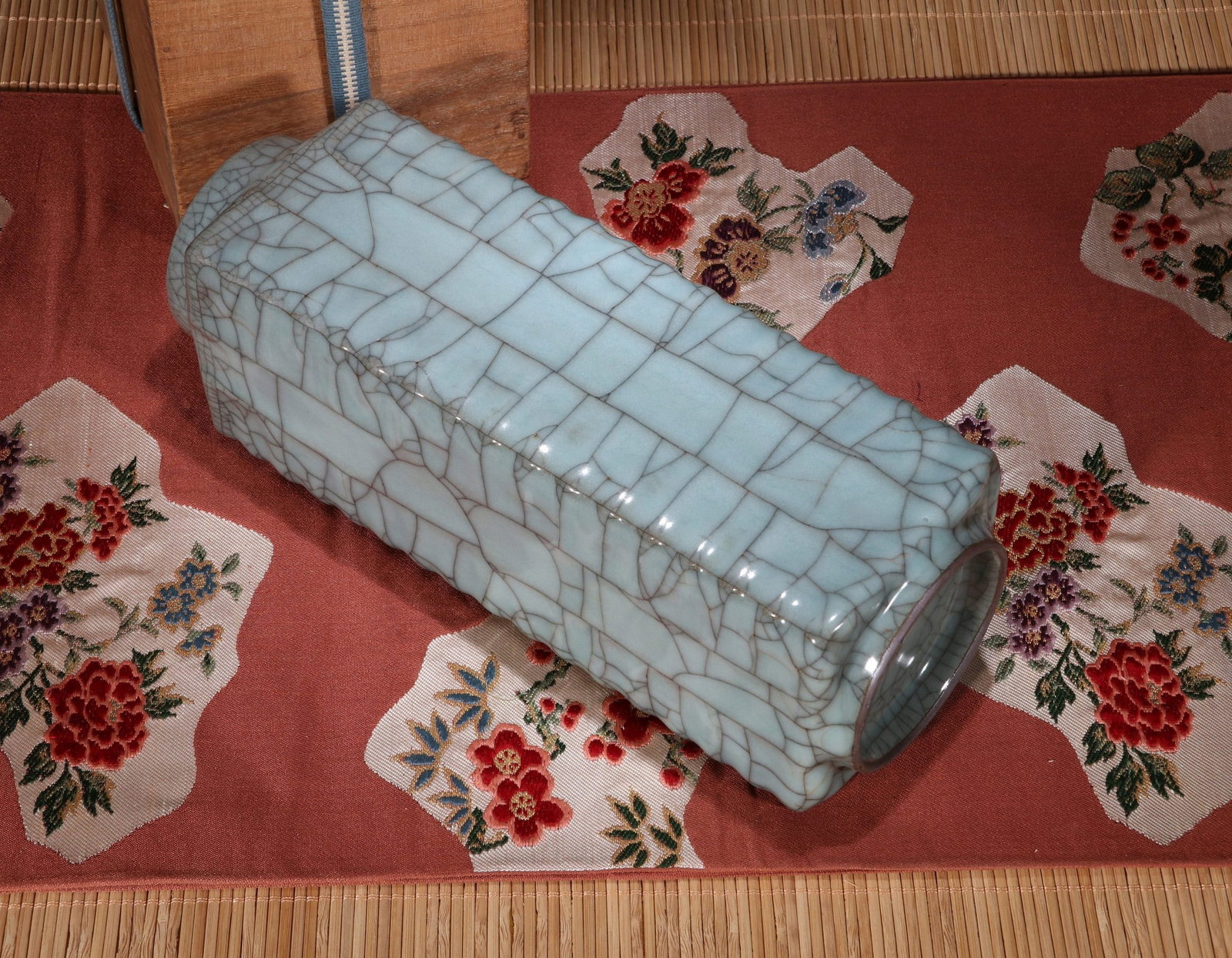 A GUAN CONG-FORM VASE - 7