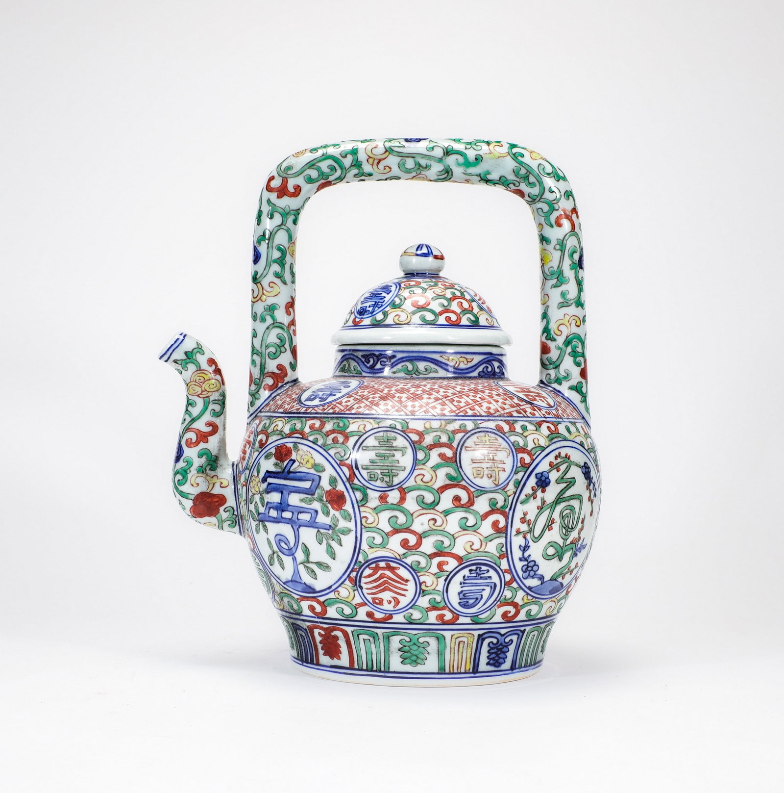 A LARGE WUCAI 'SHOU' EWER: 明隆庆五彩寿字纹大壶 A large wucai 'shou' ewer Diam.24cm Ht.29cm