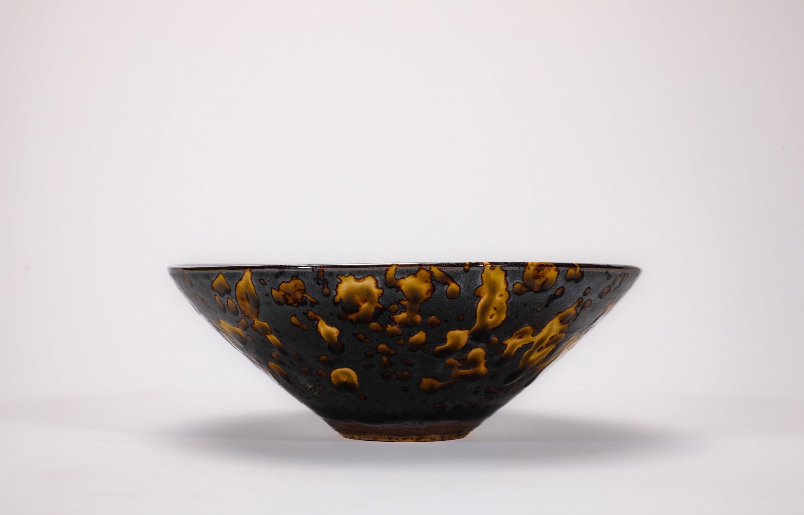 A YAOZHOU BOWL: 宋耀州窑斗笠碗 A Yaozhou bowl Diam.15.5cm Ht.5.5cm