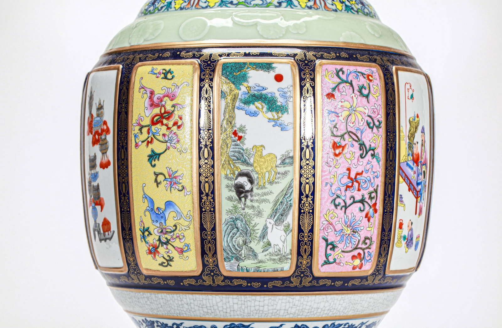 A LARGE BEAUTIFUL VASE - 5