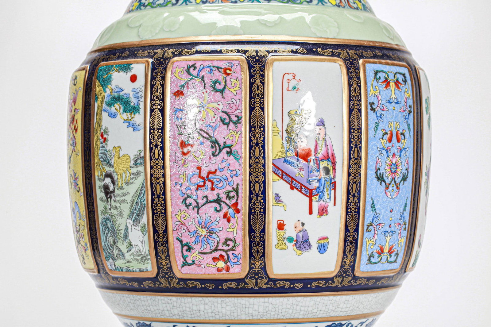 A LARGE BEAUTIFUL VASE - 6