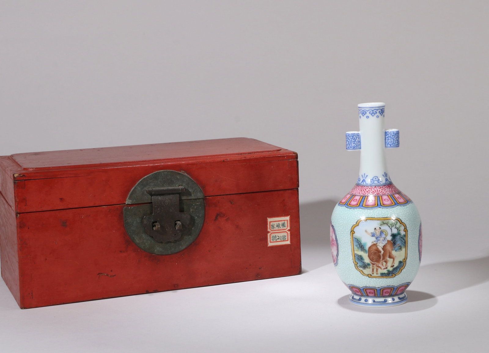 A FALANGCAI FIGURE VASE: 乾隆 珐琅彩人物故事贯耳瓶 A falangcai figure vase Ht.16cm