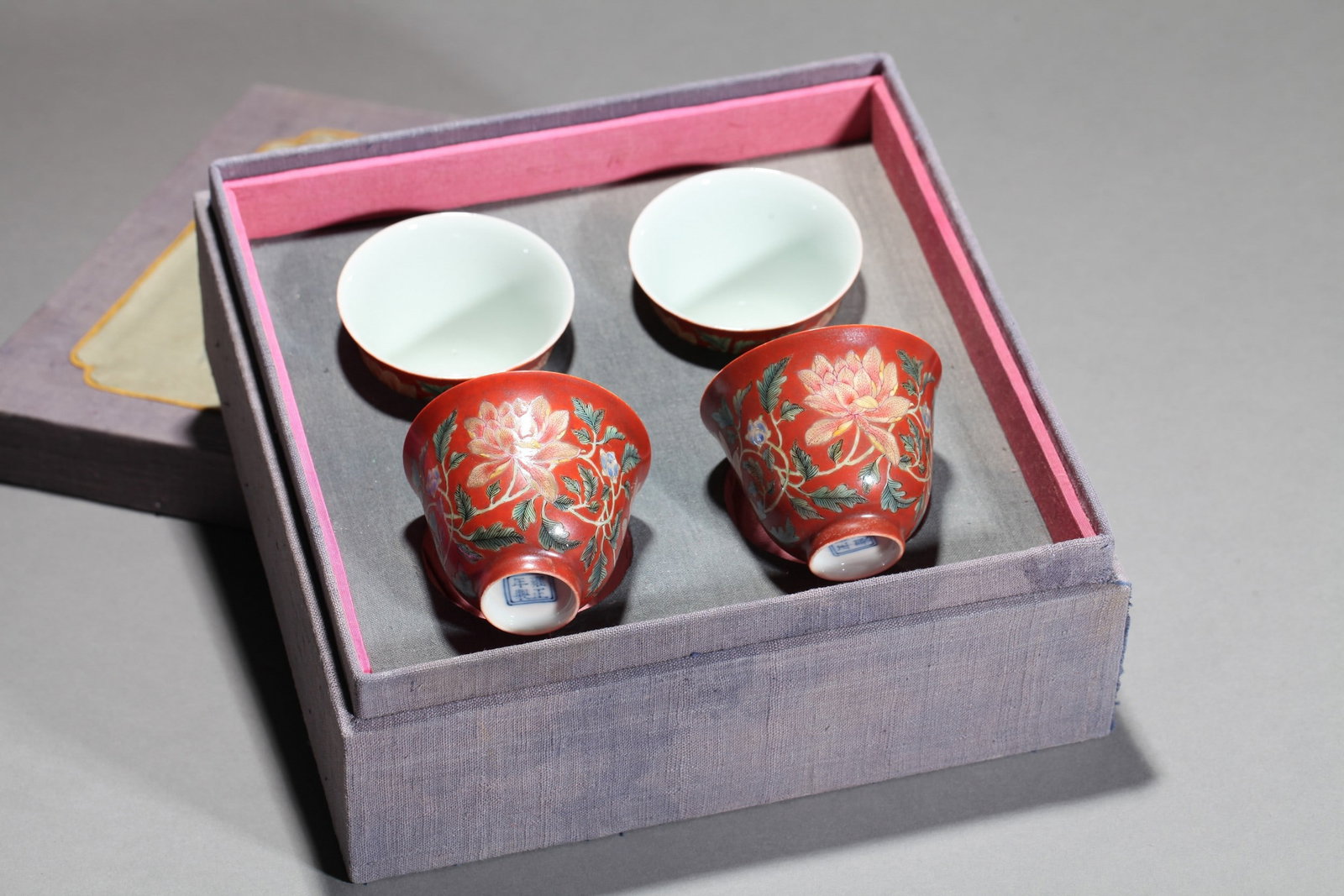 A SET OF FOUR IRON-RED FAMILLE-ROSE FLORAL CUPS: 雍正 矾红加粉彩花卉杯四只 A set of four iron-red famille-rose floral cups Ht.5CM Diam.6.5CM