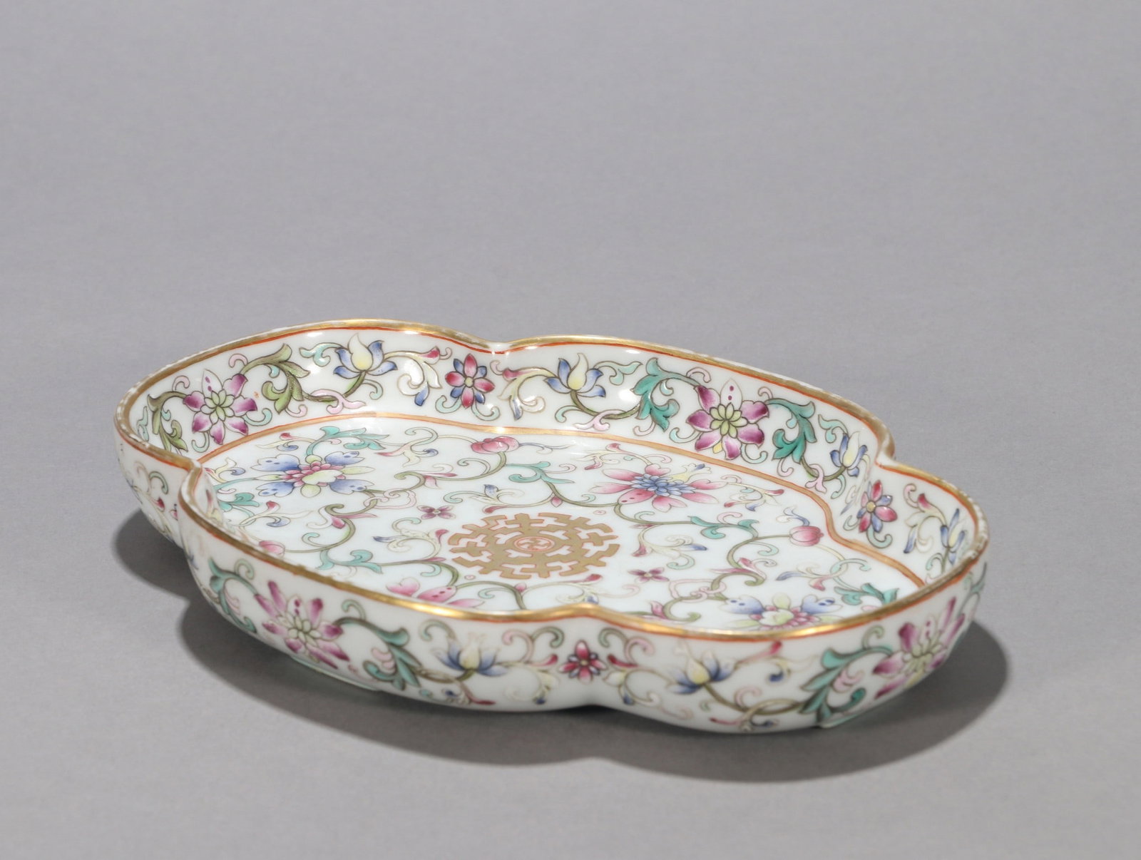 A YANGCAI FLORAL 'RUYI' WASHER: 嘉庆 洋彩花卉如意洗 A yangcai floral 'ruyi' washer 17x12.5x2.5cm