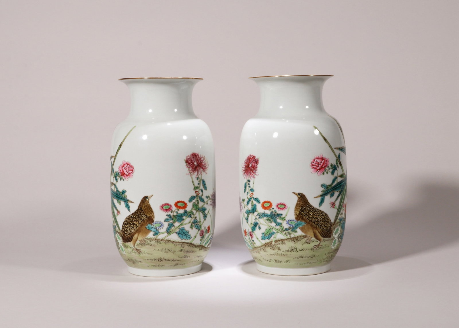 A PAIR OF FAMILLE-ROSE FLOWER AND BIRD VASES: 民国 曹锟定制粉彩安居乐业灯笼瓶一对 A pair of famille-rose flower and bird vases Ht.24cm