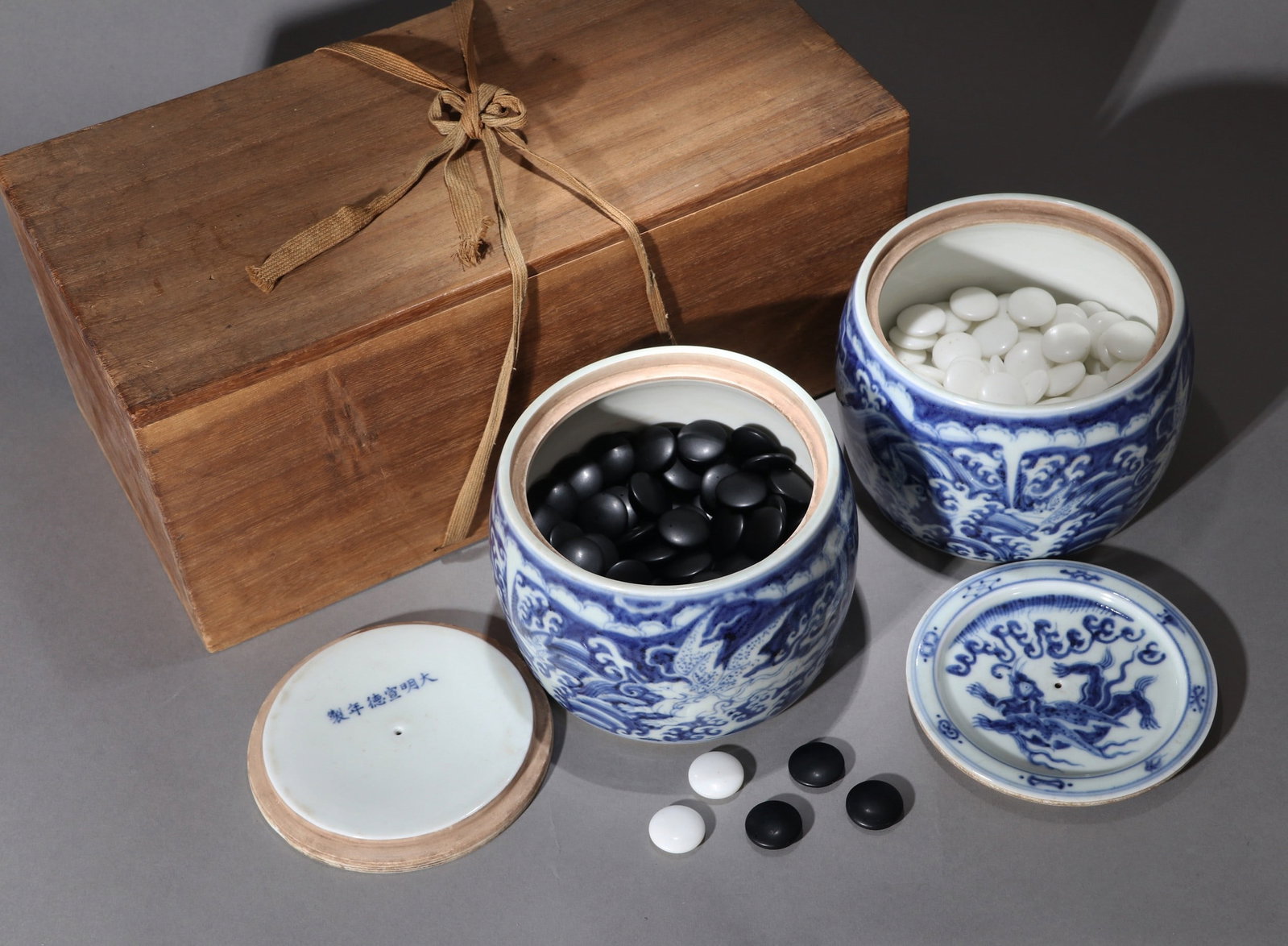 A BLUE AND WHITE SEA BEAST WEIQI JAR (1 of 9)