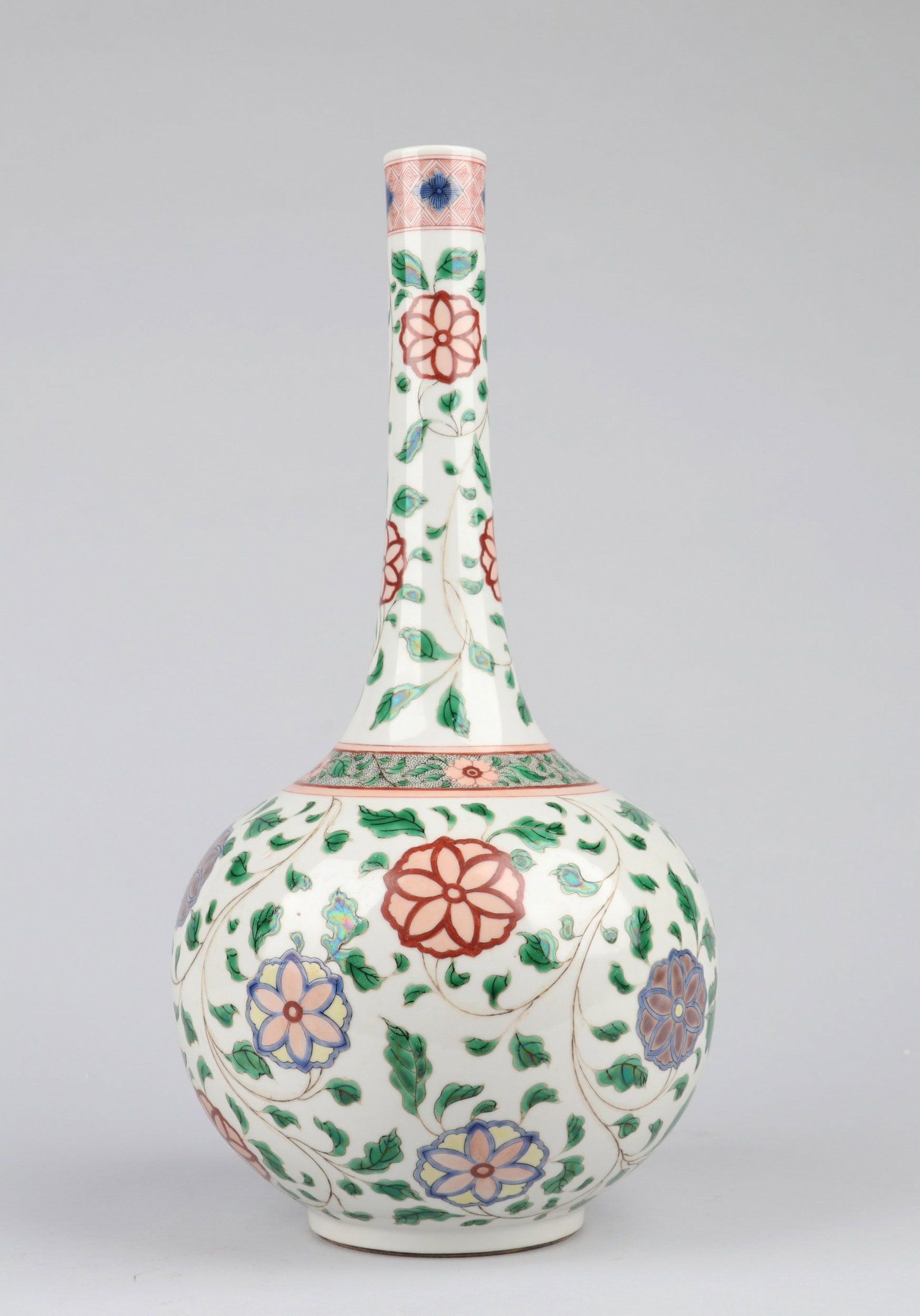 A WUCAI FLORAL NECK VASE: 康熙 五彩缠枝花卉纹长颈瓶 A wucai floral neck vase Ht.34cm
