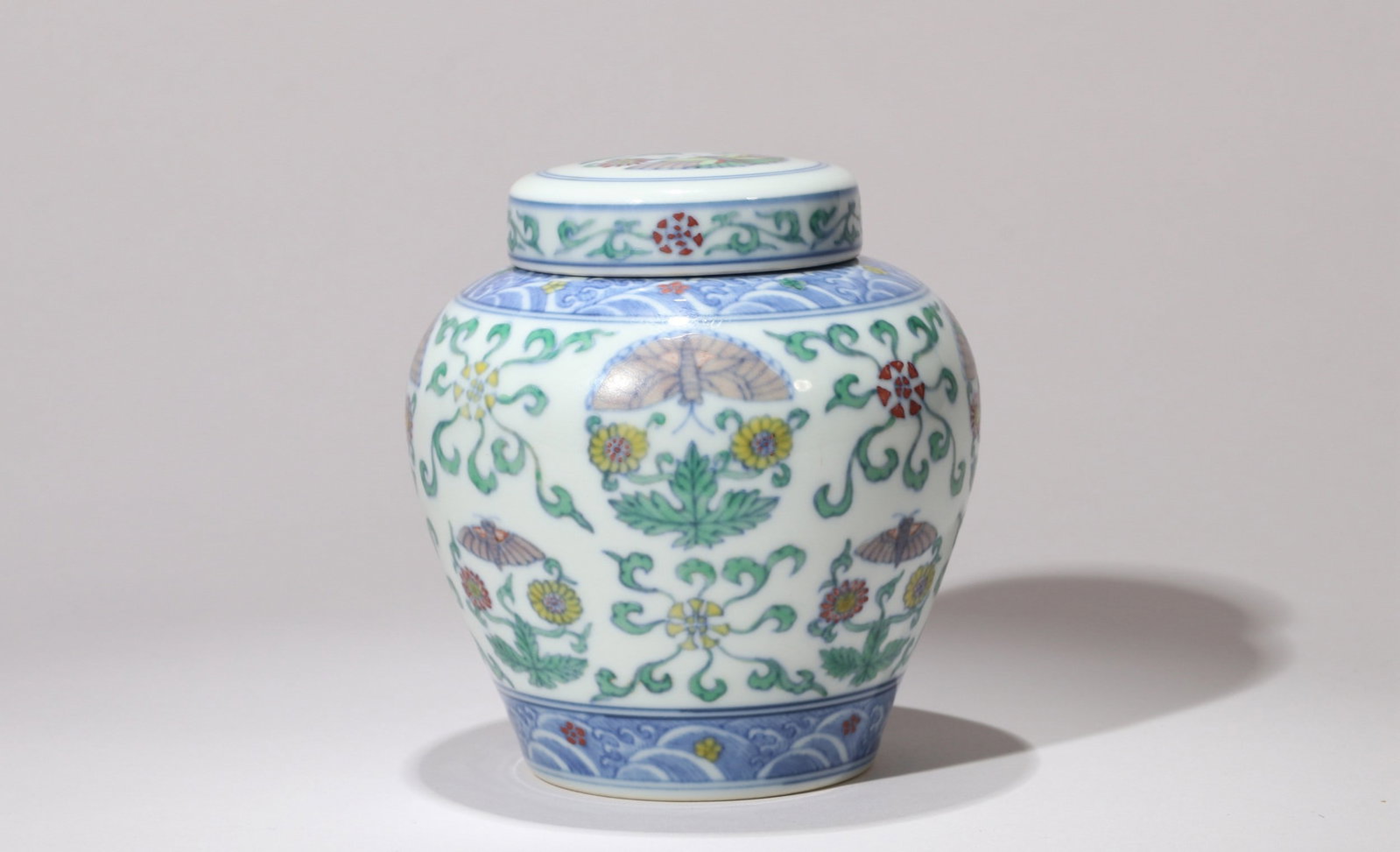 A DOUCAI BUTTERFLY JAR: 成化 斗彩花蝶纹罐 A doucai butterfly jar Ht.12cm