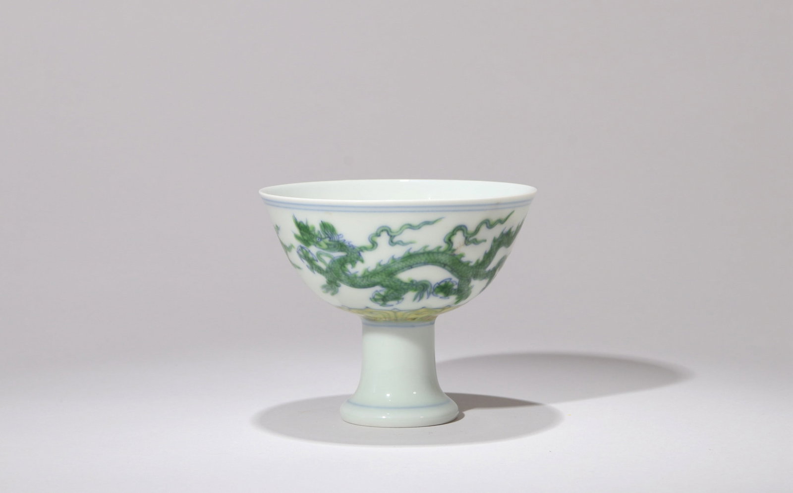 A GREEN-ENAMELLED DRAGON STEM CUP: 成化 绿彩龙纹高足杯 A green-enamelled dragon stem cup Diam.9.5cm Ht.8cm