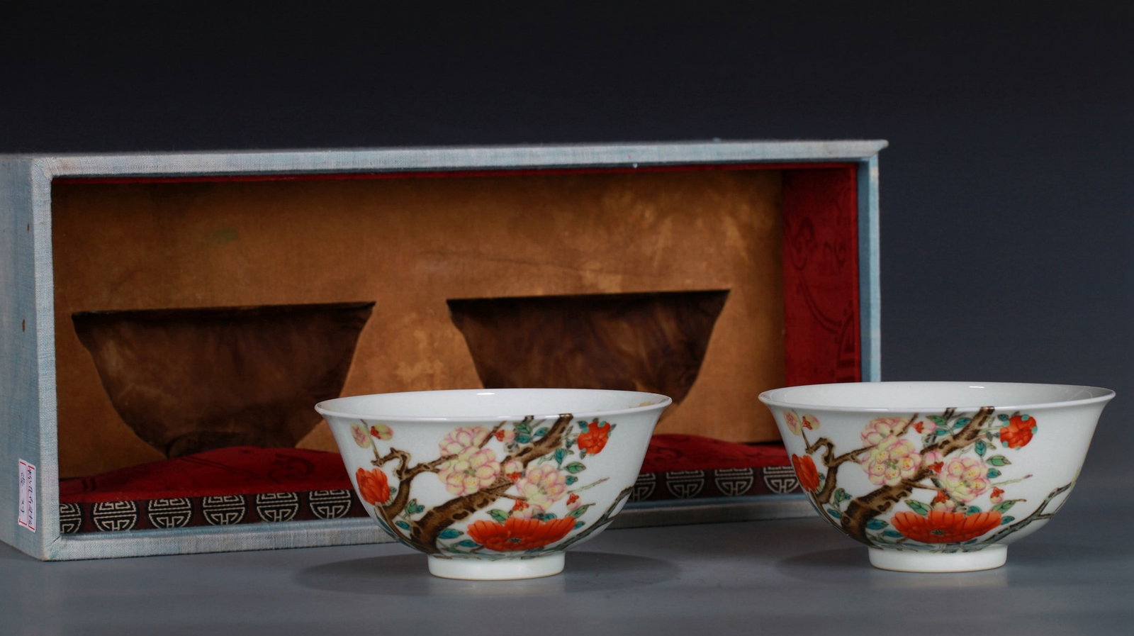 A PAIR OF FAMILLE-ROSE FLORAL BOWLS: 清雍正 粉彩过枝花卉纹碗一对 A pair of famille-rose floral bowls Diam.12CM Ht.6CM