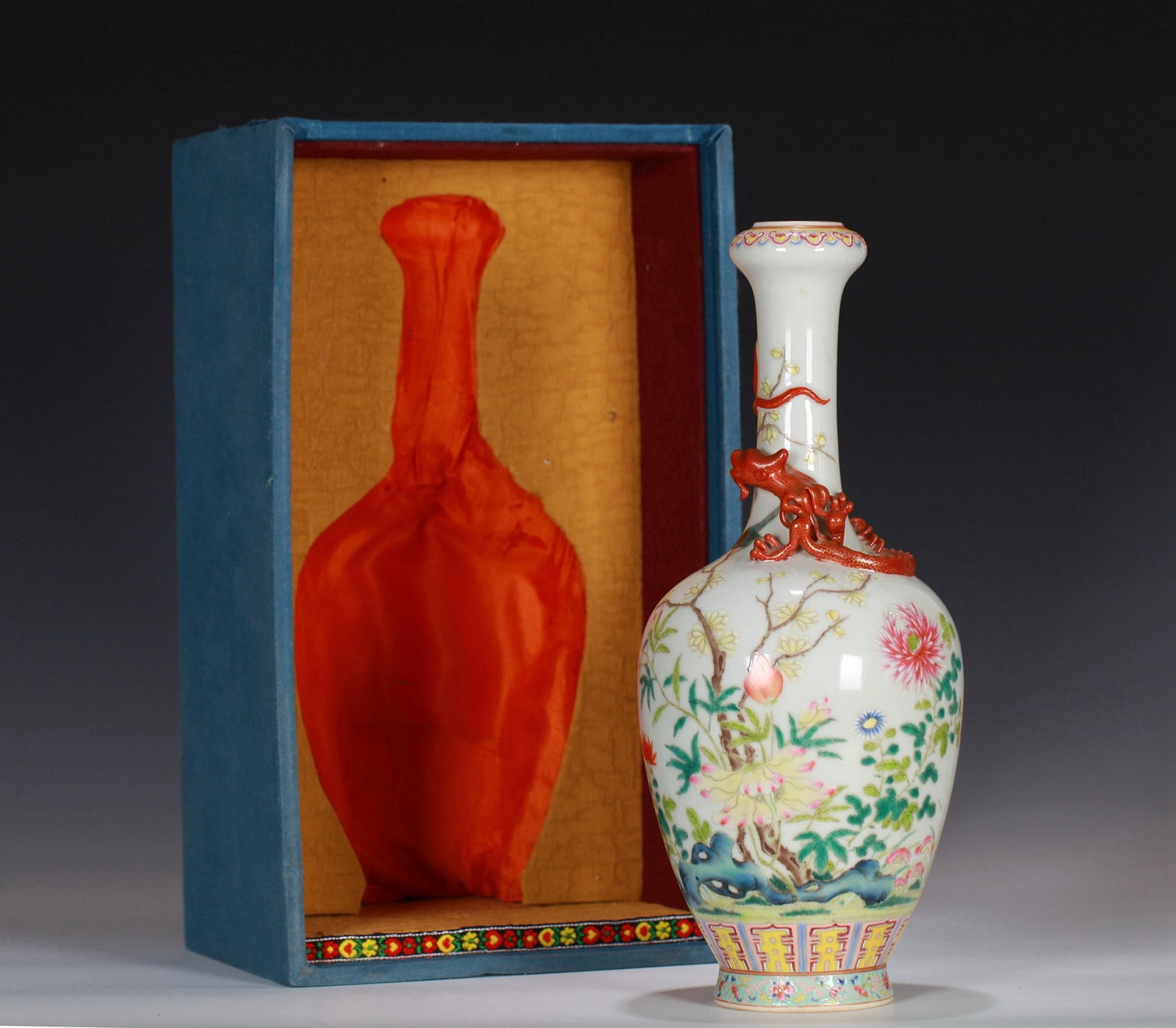 A FAMILLE-ROSE DRAGON VASE: 清 粉彩堆塑龙纹洗口瓶 A famille-rose dragon vase Ht.29CM