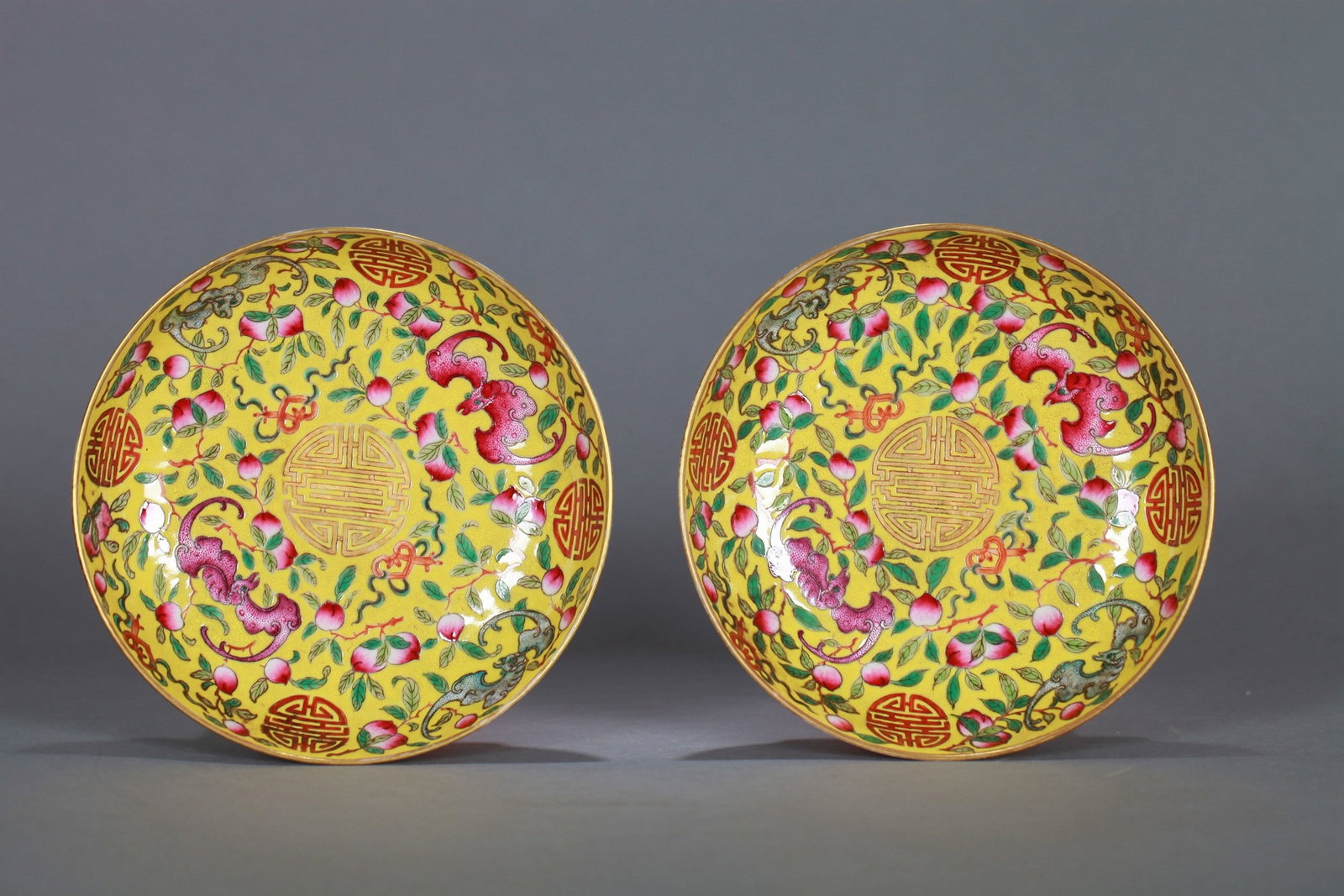 A PAIR OF YELLOW GROUND FAMILLE-ROSE FUSHOU PATTERNED PORCELAIN PLATE: 清 黄地粉彩福寿纹盘一对 A pair of yellow ground famille-rose fushou patterned porcelain plate Diam.15CM