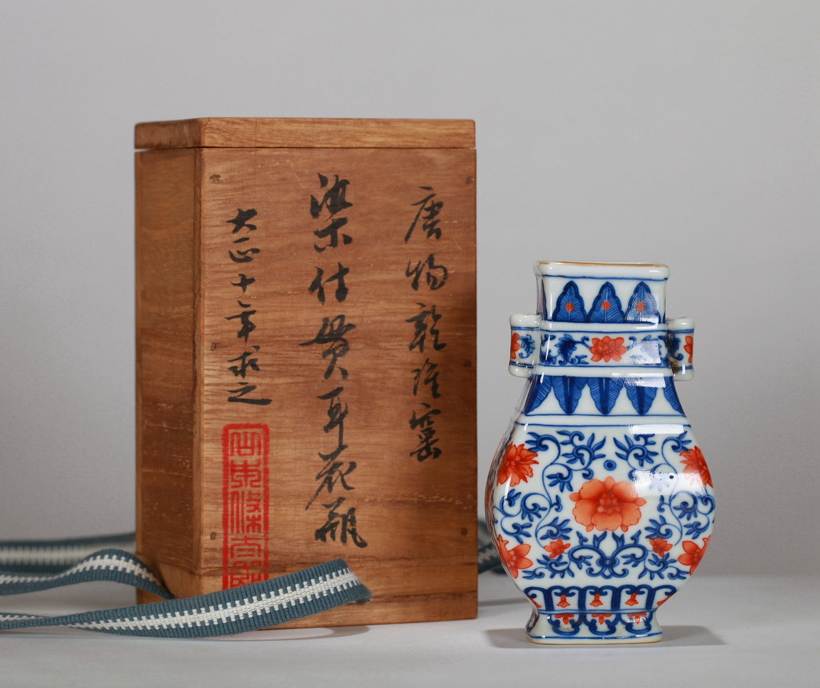 BLUE AND WHITE ALUM RED DOUBLE EAR PORCELAIN VASE: 清 青花矾红贯耳瓶 Blue and white alum red double ear porcelain vase Ht.11.5CM