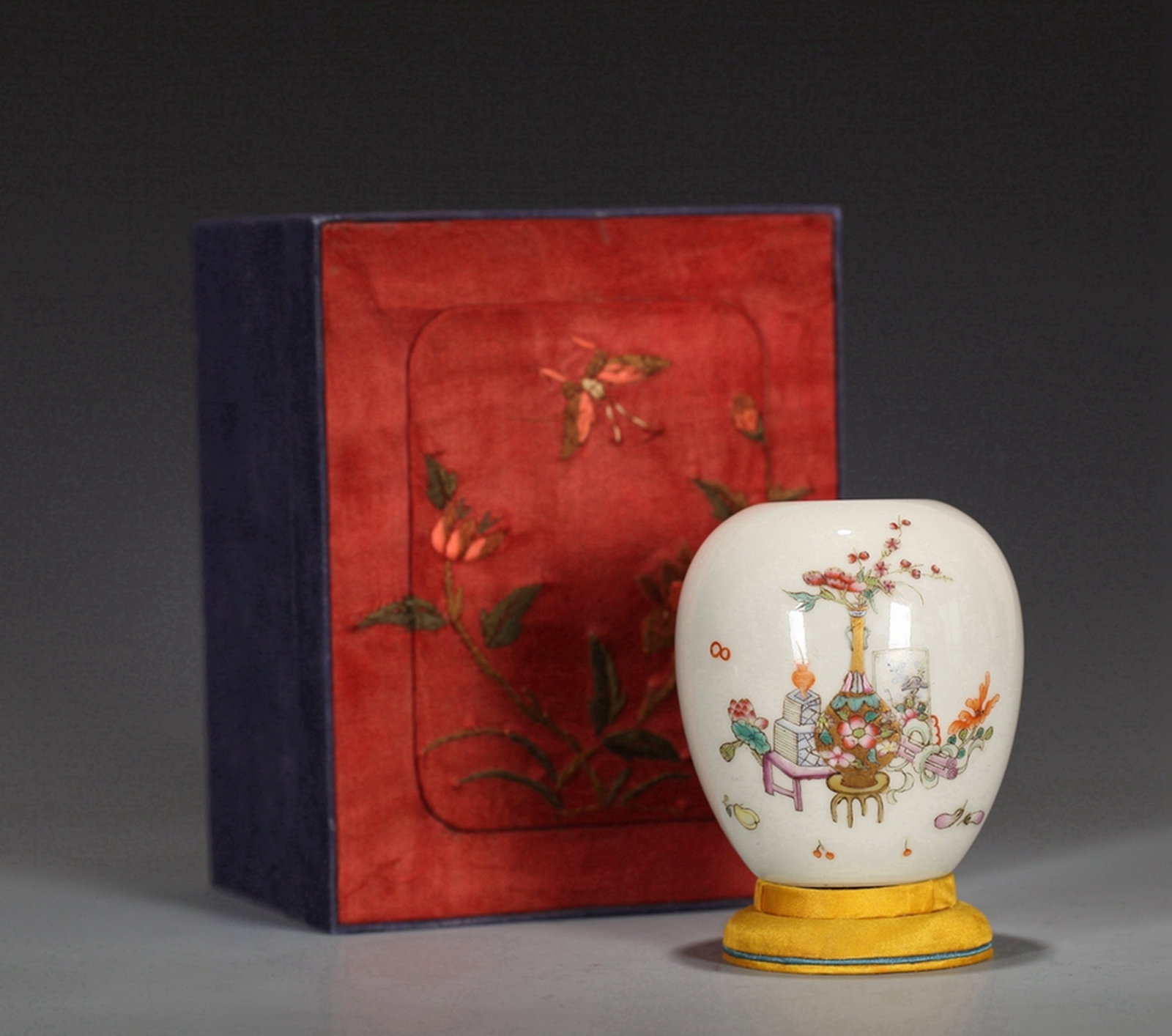 FLOWER PORCELAIN SMALL JAR: 清 粉彩描金清供图水丞（附盒） Flower porcelain small jar Ht.8.5CM