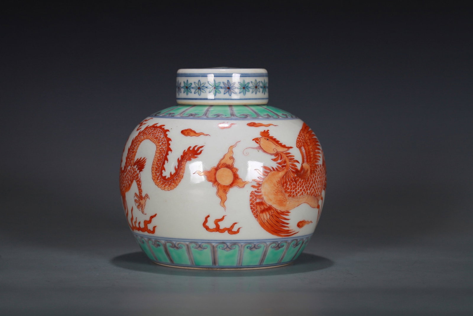 AN IRON-RED DRAGON PATTERNED SMALL JAR - 5