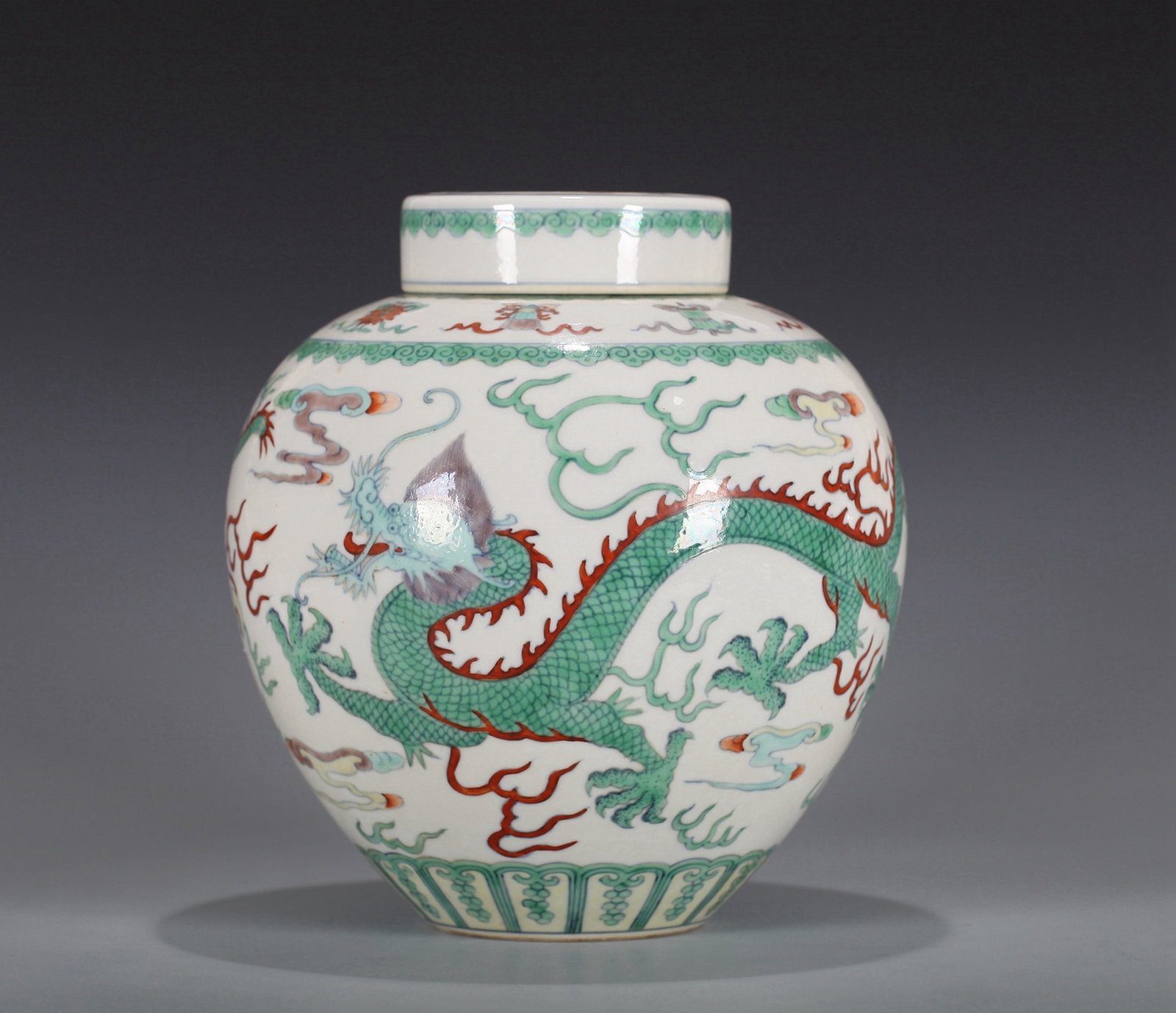 A DOUCAI DRAGON PATTERNED SMALL JAR - 2