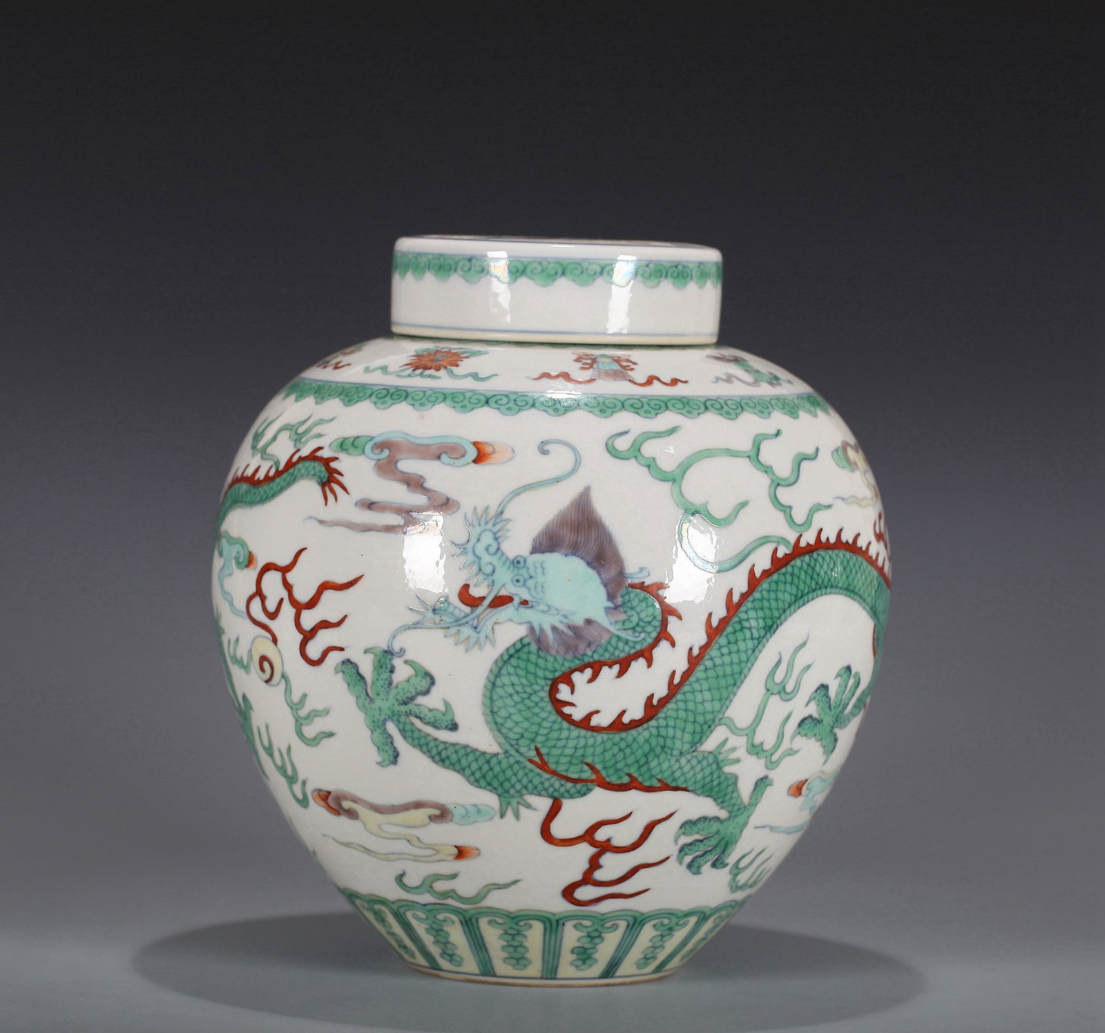 A DOUCAI DRAGON PATTERNED SMALL JAR - 4