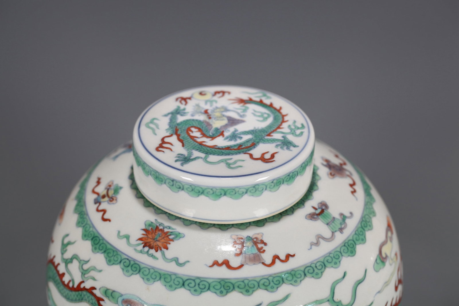 A DOUCAI DRAGON PATTERNED SMALL JAR - 5