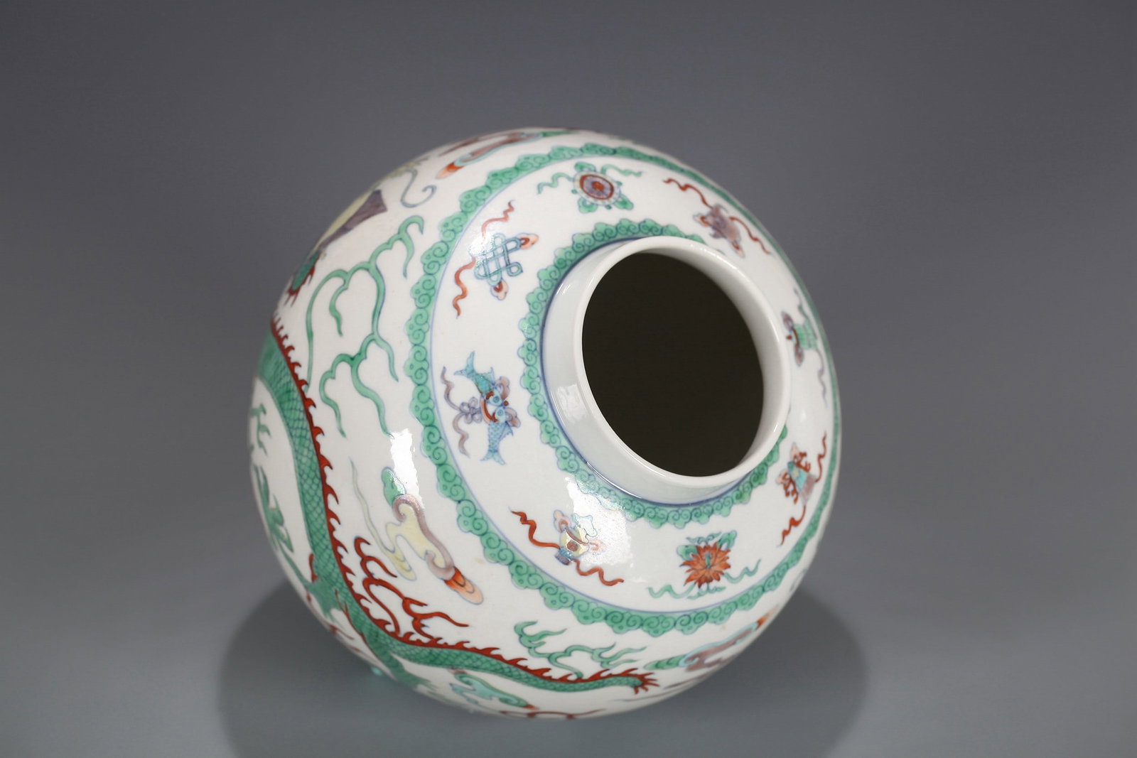 A DOUCAI DRAGON PATTERNED SMALL JAR - 7